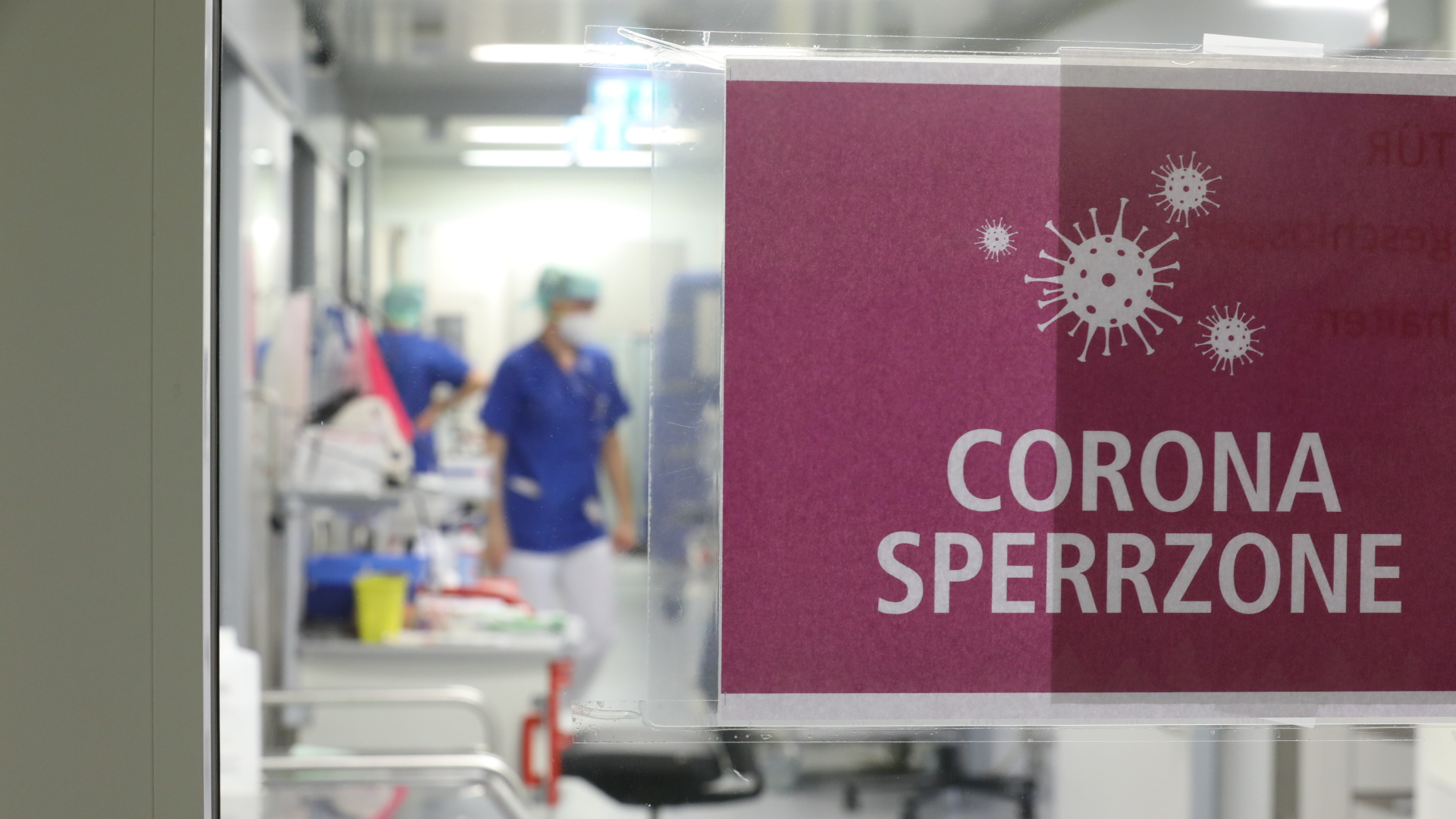 "Corona Sperrzone" steht auf einem Schild am Eingang einer Covid-19 Intensivstation.