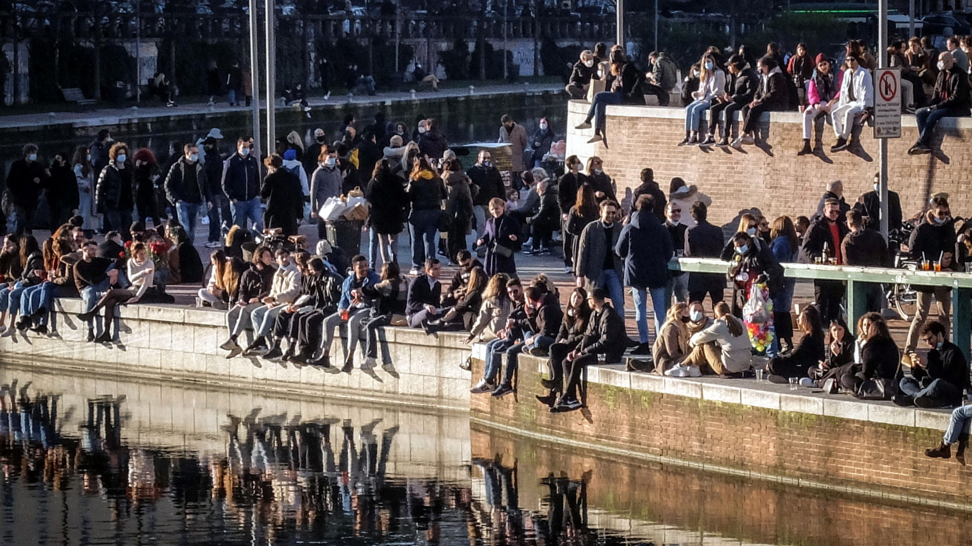 Menschen genießen in Mailand die Sonne| Bildquelle: Matteo Corner/EPA-EFE/Shuttersto
