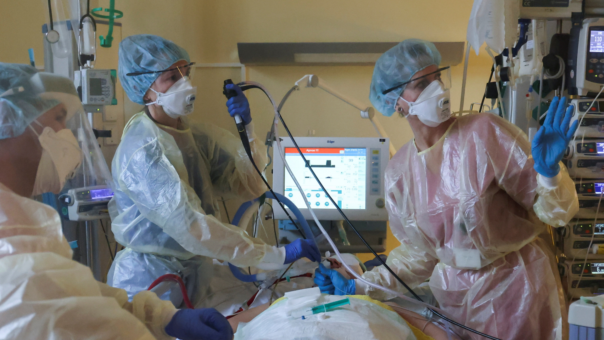 Medizinisches Personal versorgt einen Corona-Patienten auf der Intensivstation der Klinik Havelhöhe in Berlin. | REUTERS