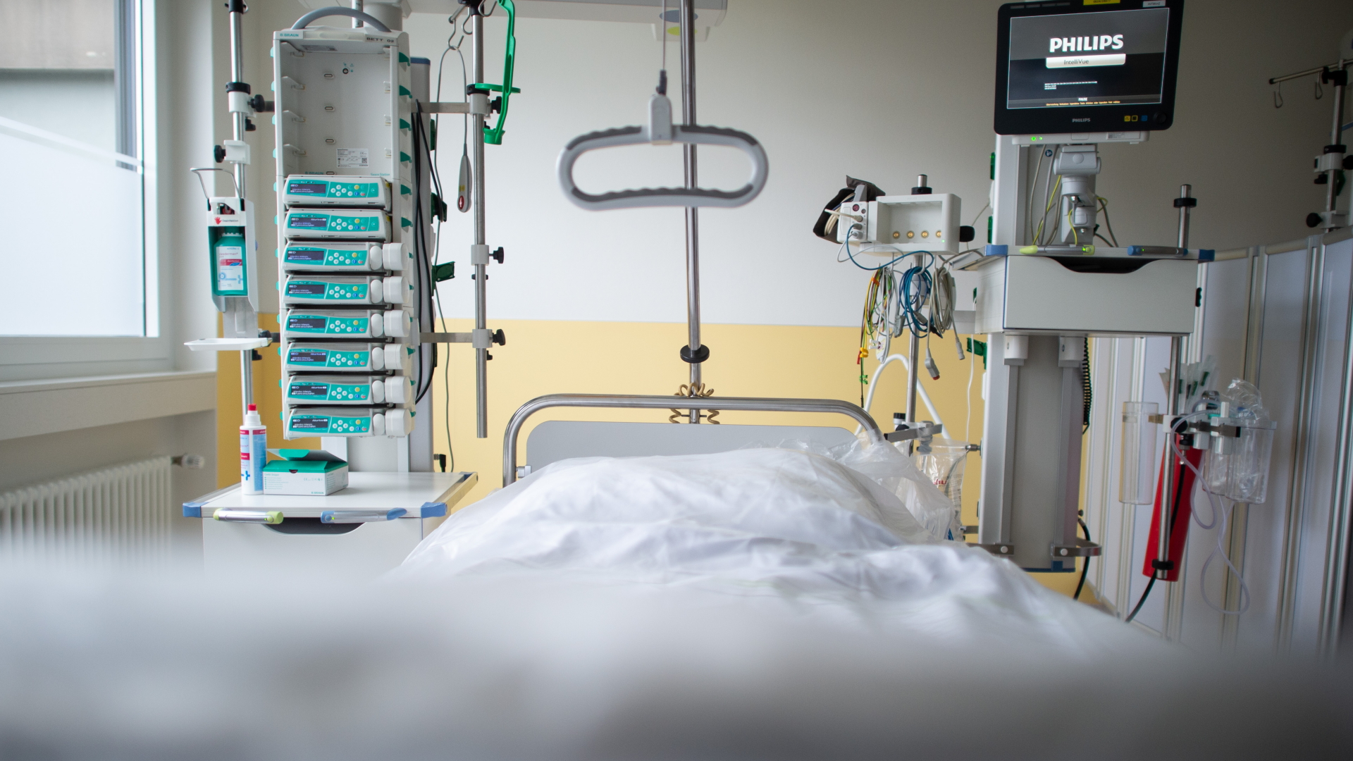 Leeres Krankenbett in Zeiten der Corona-Pandemie. | dpa