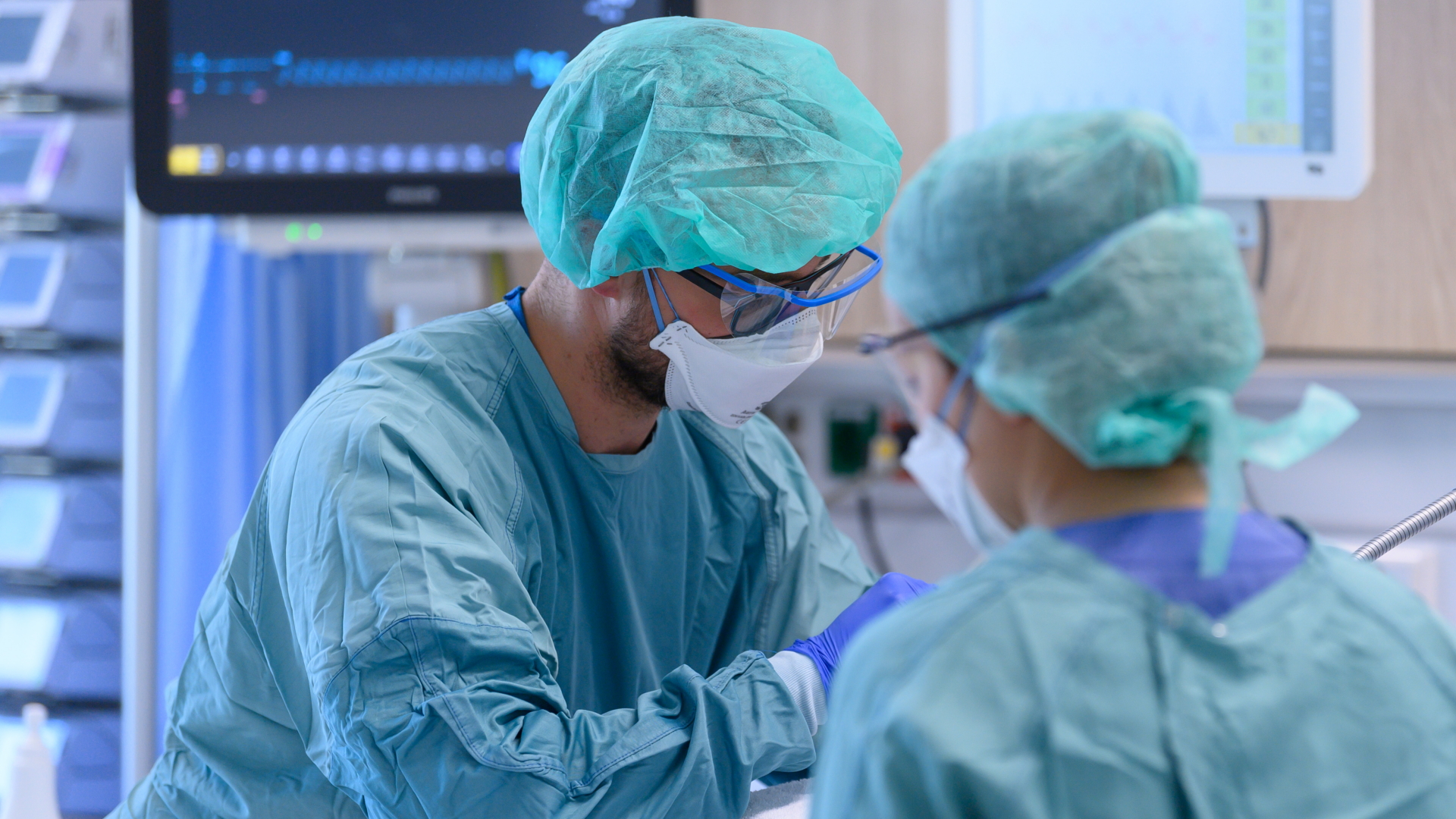 Intensivpfleger sind in der Corona-Intensivstation des Universitätsklinikums Dresden mit der Versorgung von Patienten beschäftigt.