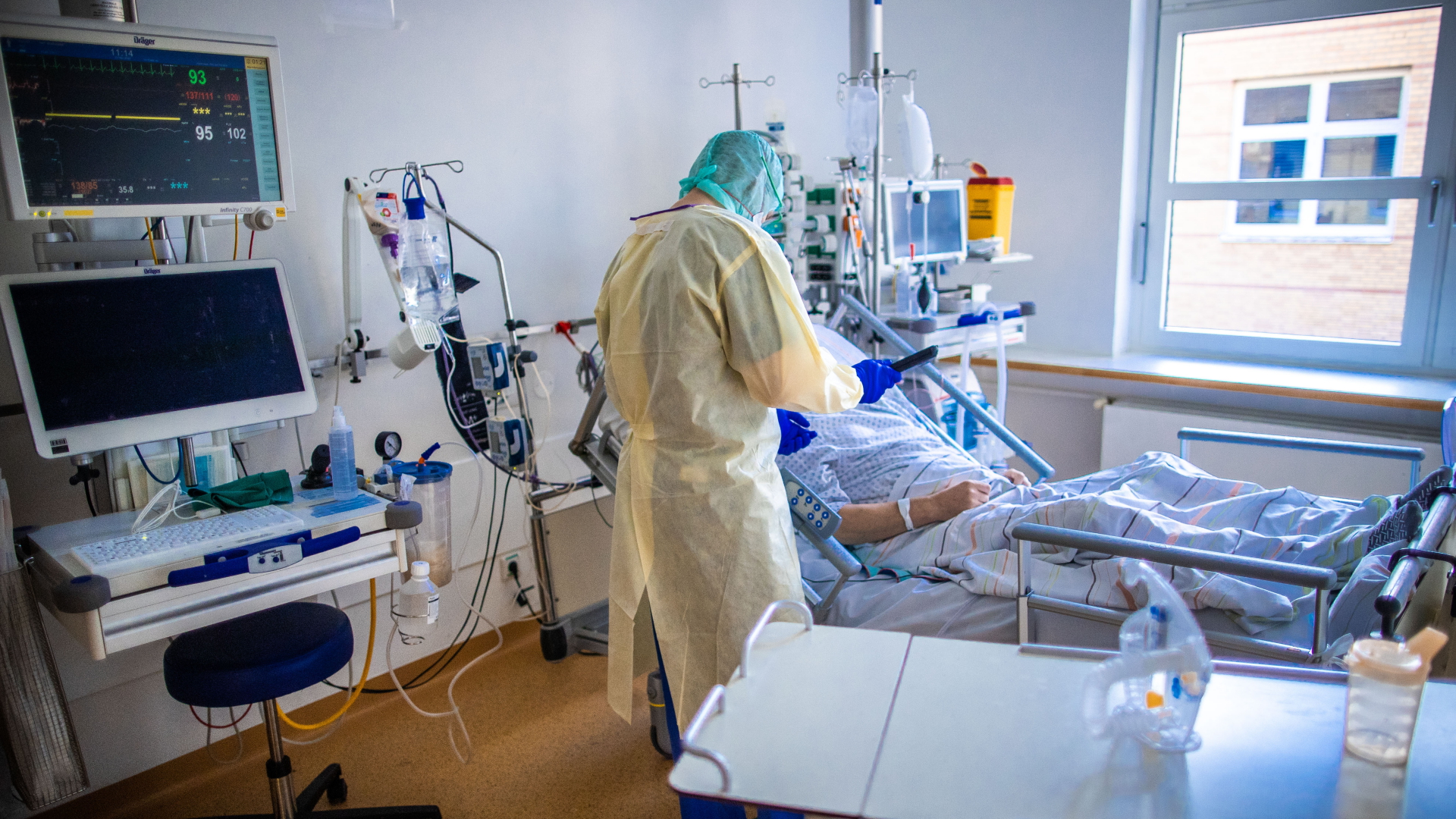 Eine Pflegekraft betreut im besonders geschützten Teil der Intensivstation des Universitätsklinikums Greifswald einen Corona-Patienten. | dpa