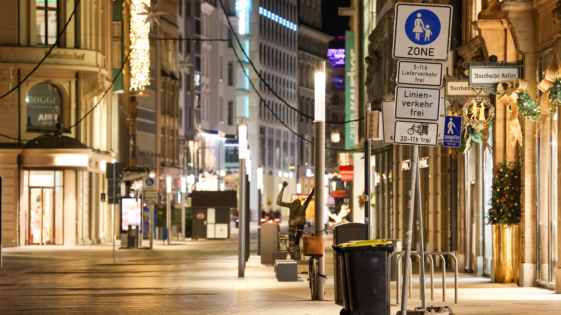 Eine leere Fußgängerzone in der Leipziger Innenstadt am Abend | dpa