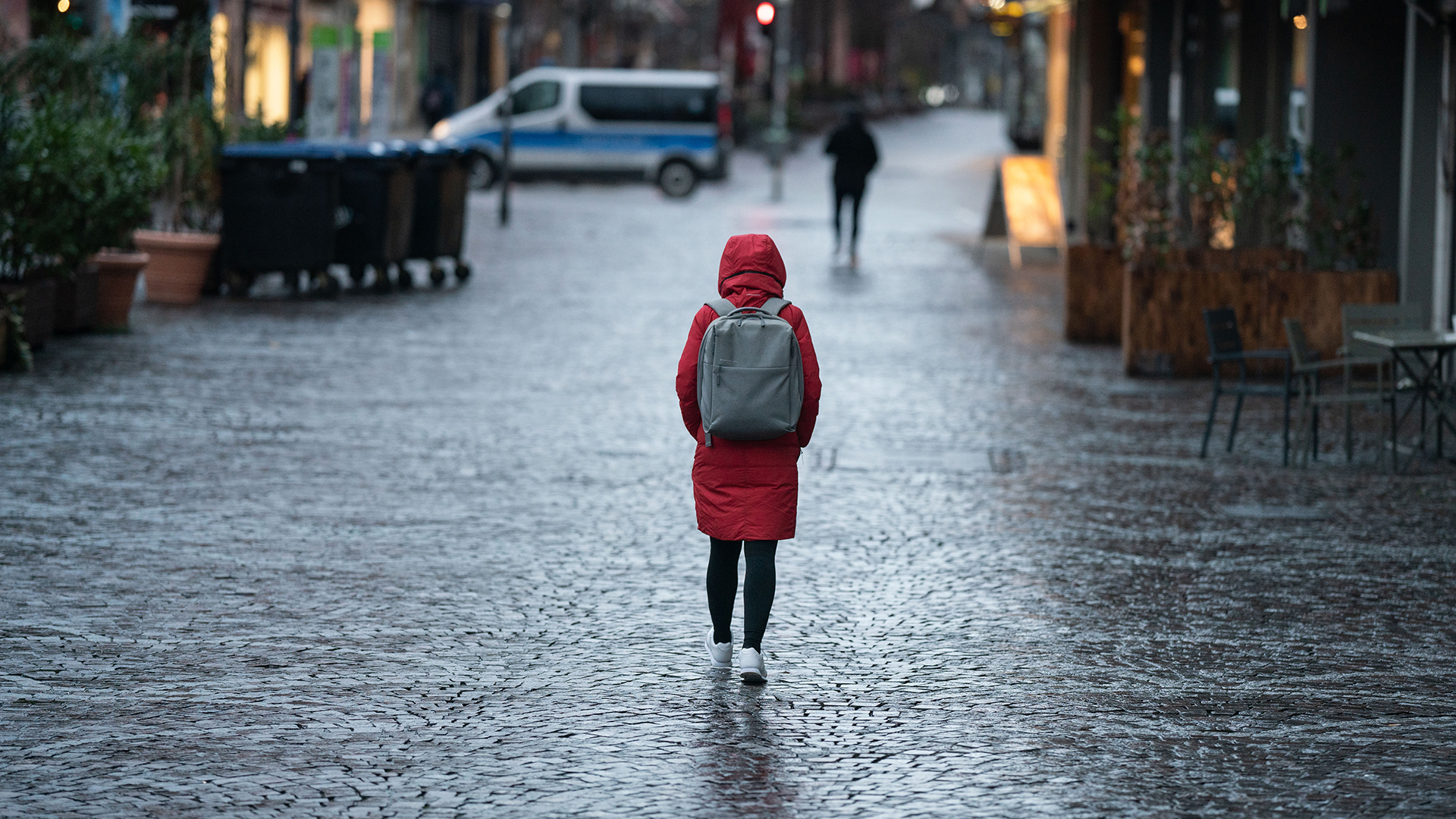 Eine Frau geht morgens durch die nahzu menschenleere Innenstadt von Frankfurt/Main. | dpa