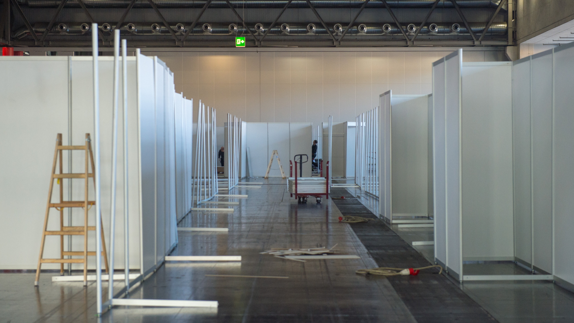 : Eine Ausstellungshalle der Messe Wien wird zu einem provisorischen Krankenhaus für Coronavirus-Patienten umgebaut.  | dpa