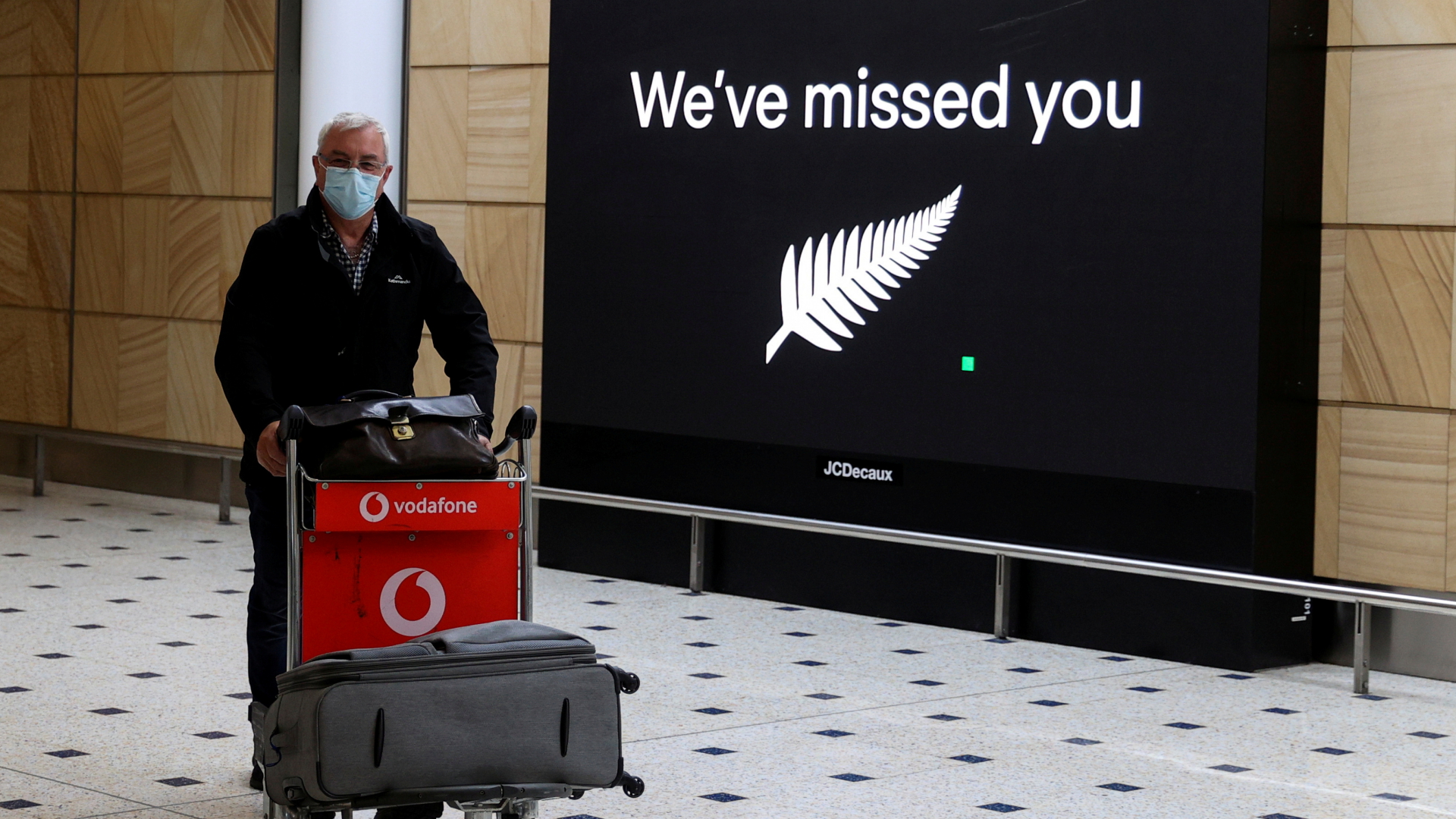 Ein Passagier aus Neuseeland kommt am Flughafen im australischen Sydney an. | REUTERS
