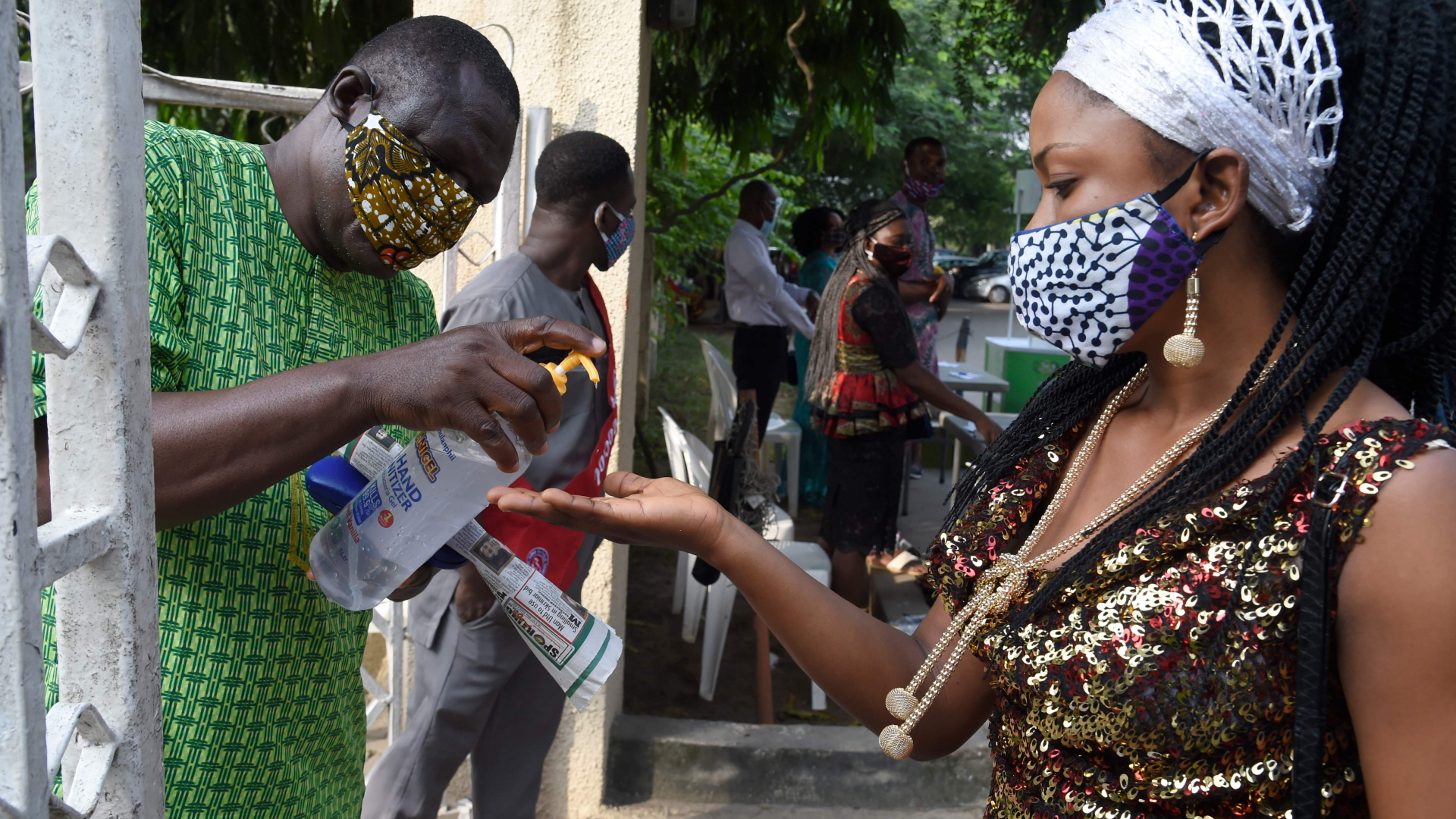 Hygienevorkehrungen vor einem Gottesdienst in Lagos/Nigeria