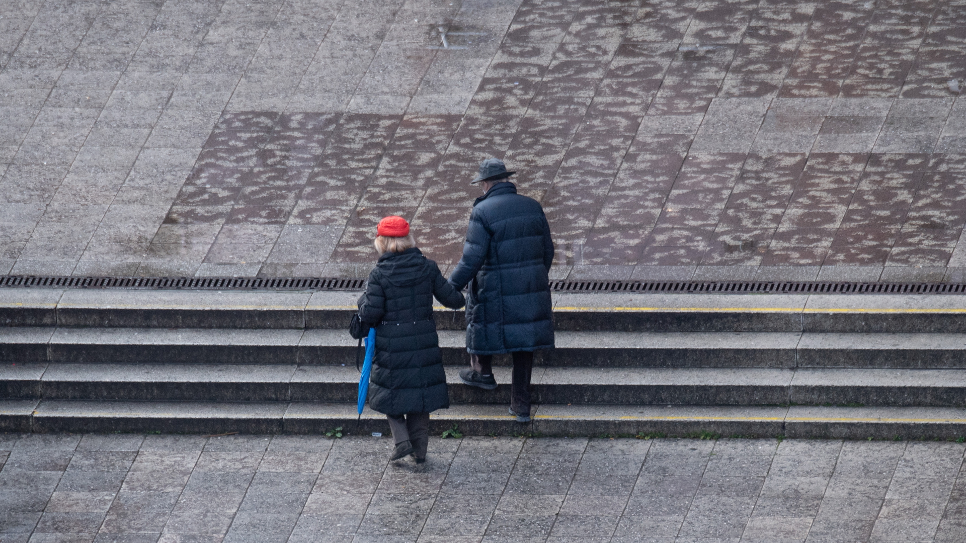 Ein älteres Paar geht über die Hauptwache in Frankfurt am Main.  | dpa