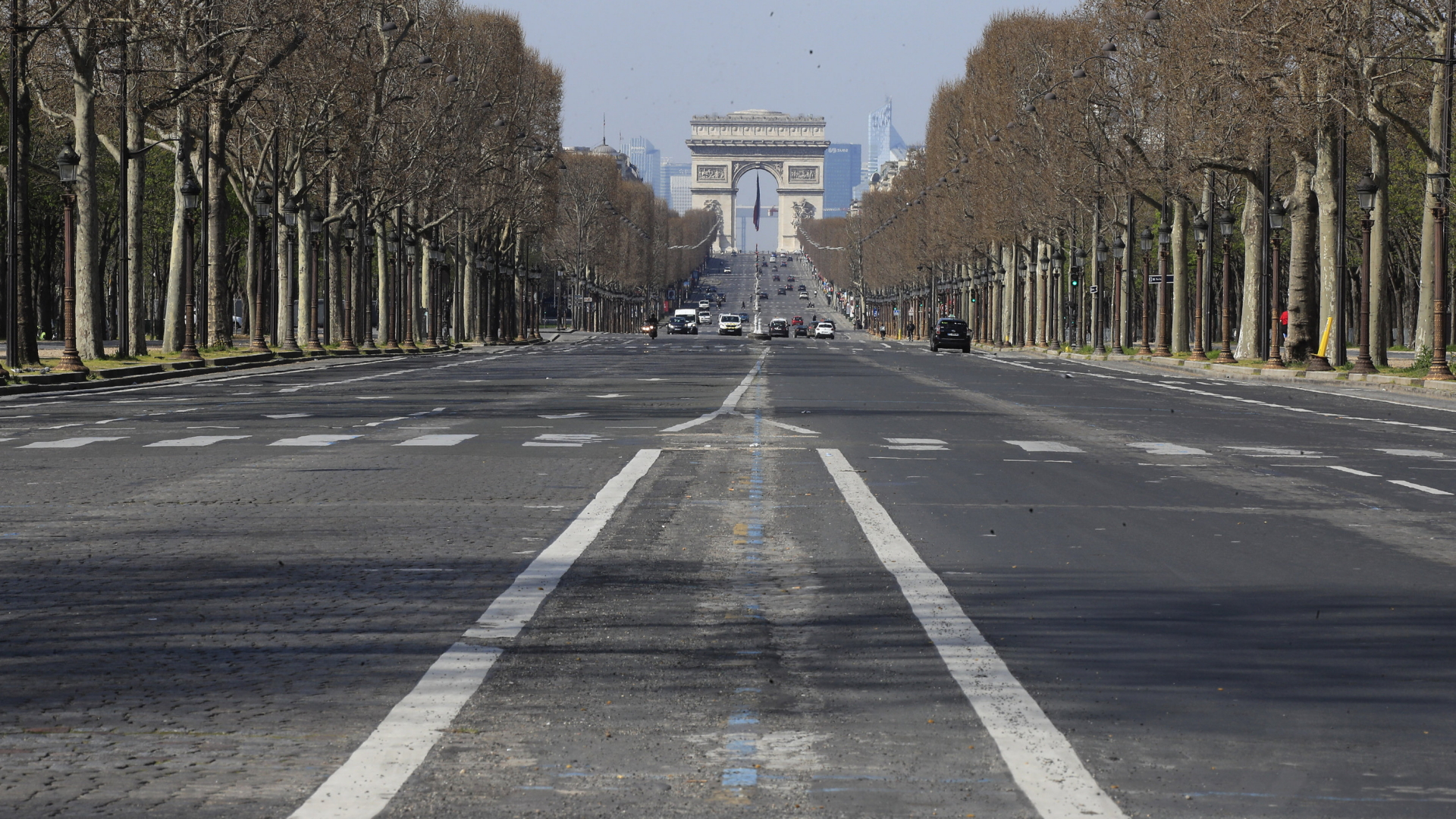 Ein Blick auf die leere Champs Elysees in Paris. | Bildquelle: AP