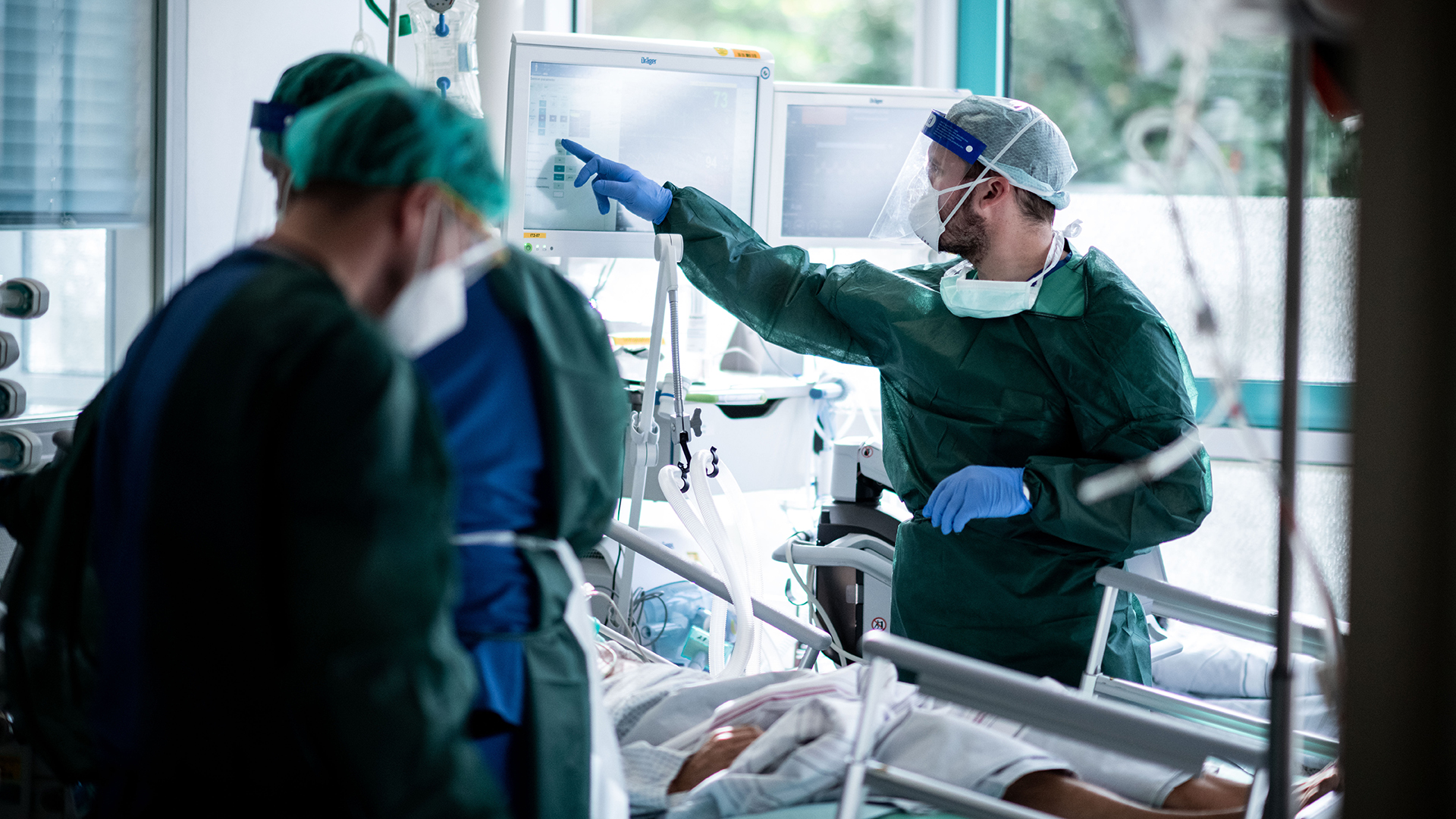 Mitarbeiter der Pflege in Schutzkleidung behandeln einen Patienten mit Corona-Infektion auf der Intensivstation Universitätsklinikums Essen.  | dpa