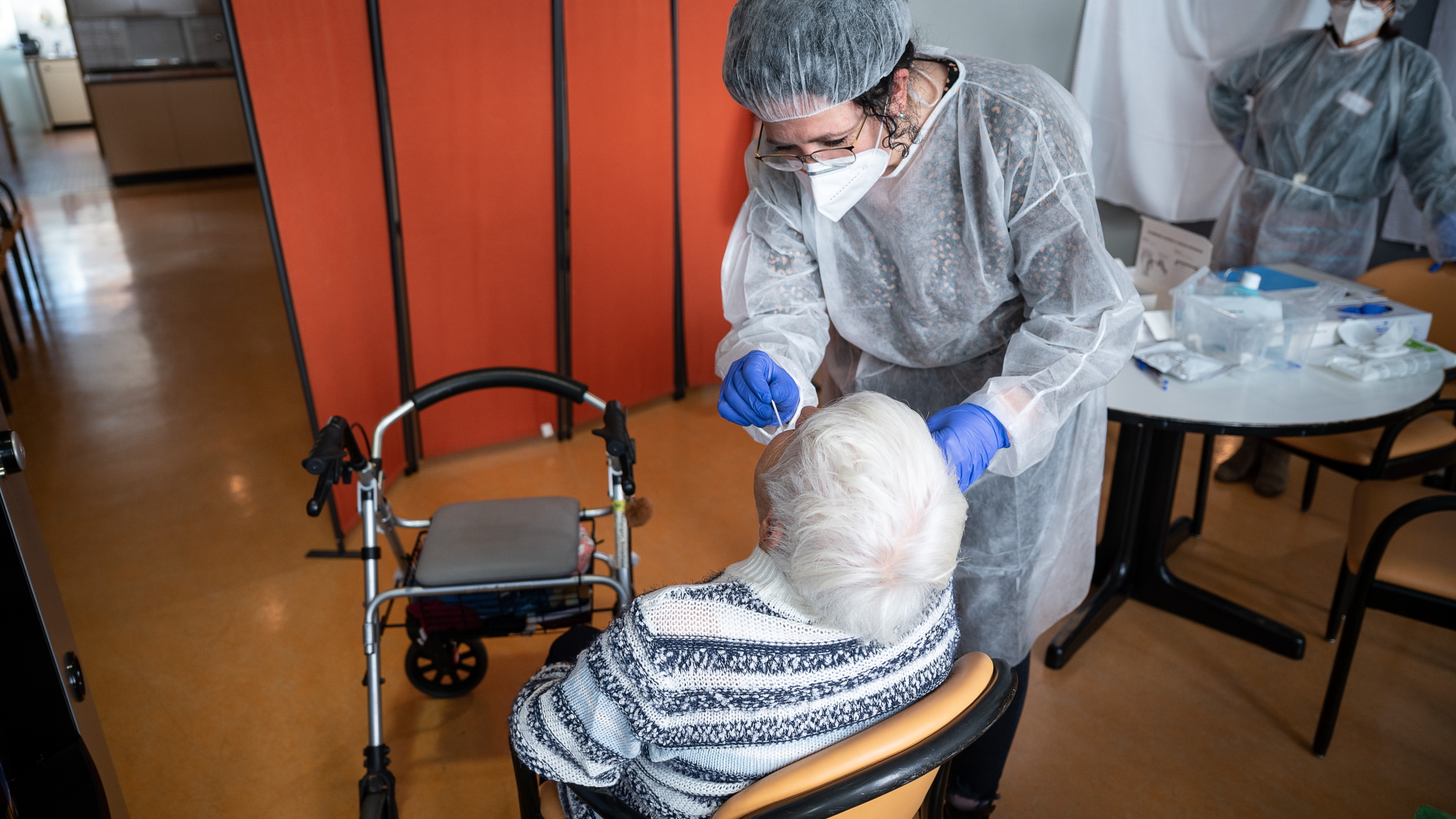 Eine Altenpflegerin führt in einem Seniorenheim in Tübingen einen Antigen-Corona-Schnelltest durch. | dpa
