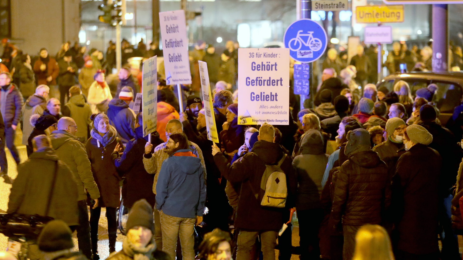Teilnehmer versammeln sich zu einer Demonstration gegen Corona-Maßnahmen in Rostock. | dpa