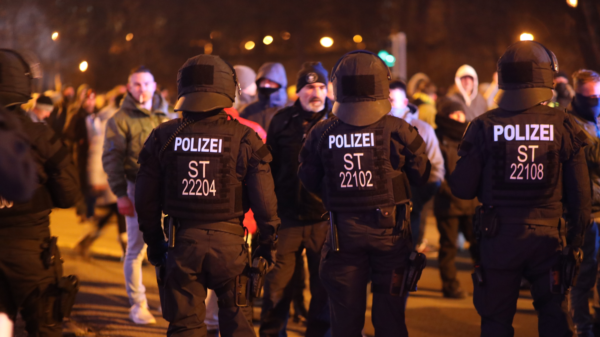 Polizisten stehen bei einer Demonstration in Halberstadt vor den Teilnehmern, die gegen die Corona-Maßnahmen protestieren. | dpa