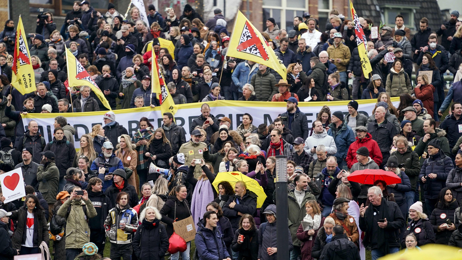 Menschen protestieren gegen die niederländische Corona-Politik in Amsterdam. | AFP