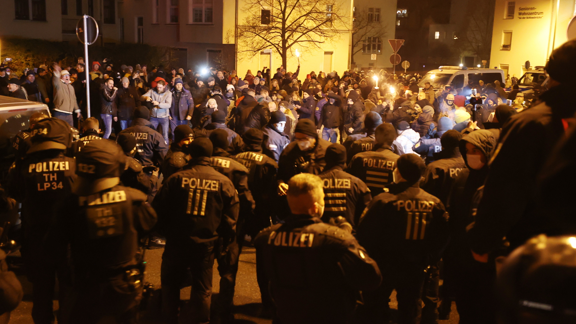 In Greiz stehen sich Polizisten und Teilnehmer eines so genannten Spaziergangs gegen die Corona-Maßnahmen gegenüber. | dpa