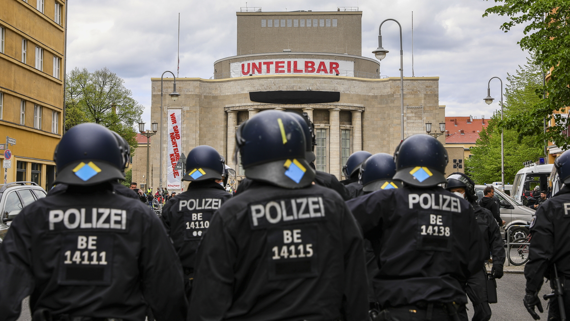 Polizisten vor der Volksbühne in Berlin | OMER MESSINGER/EPA-EFE/Shutterst