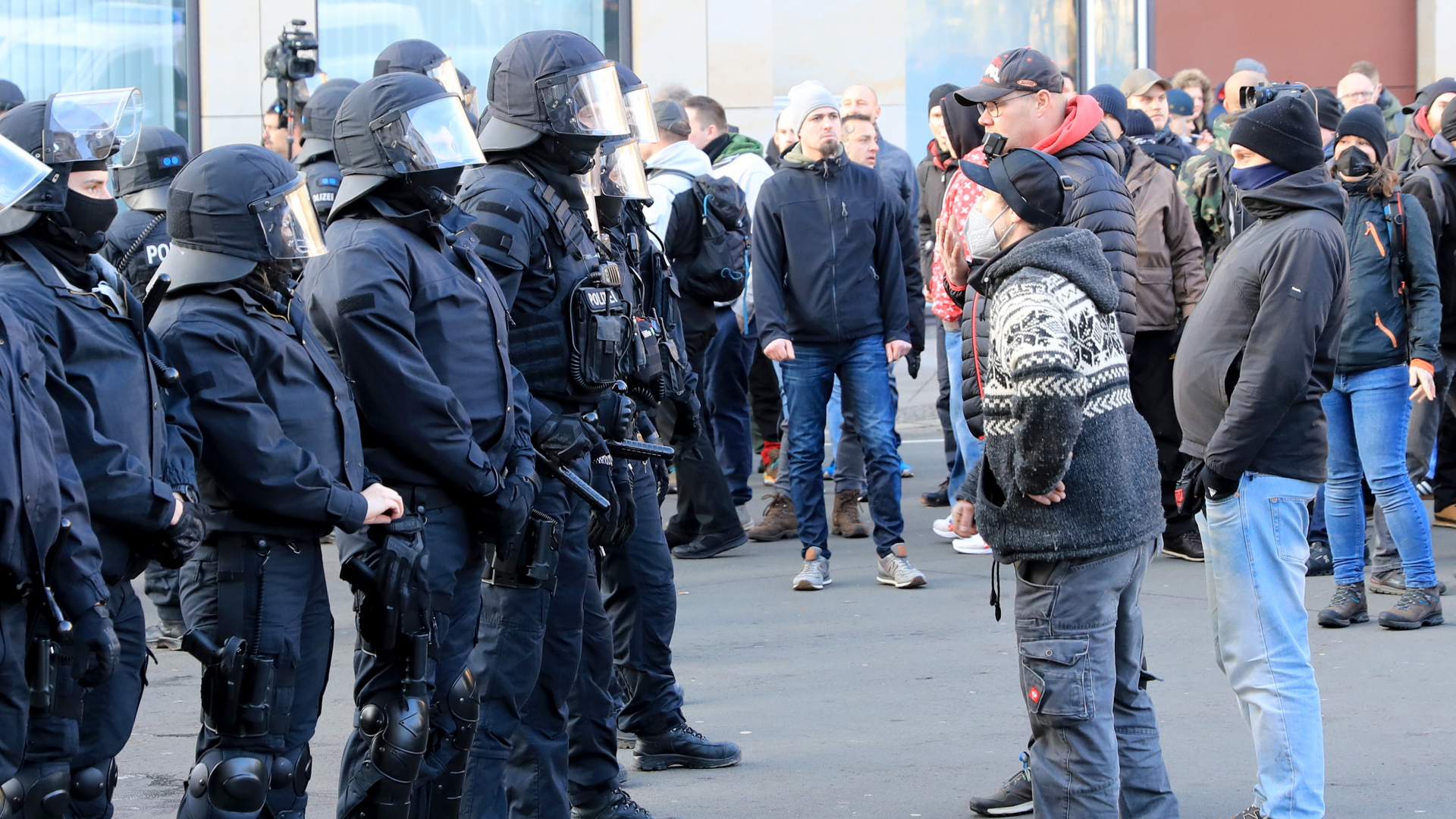  Polizisten und Teilnehmer einer Versammlung stehen sich in der Innenstadt von Magdeburg gegenüber. | dpa