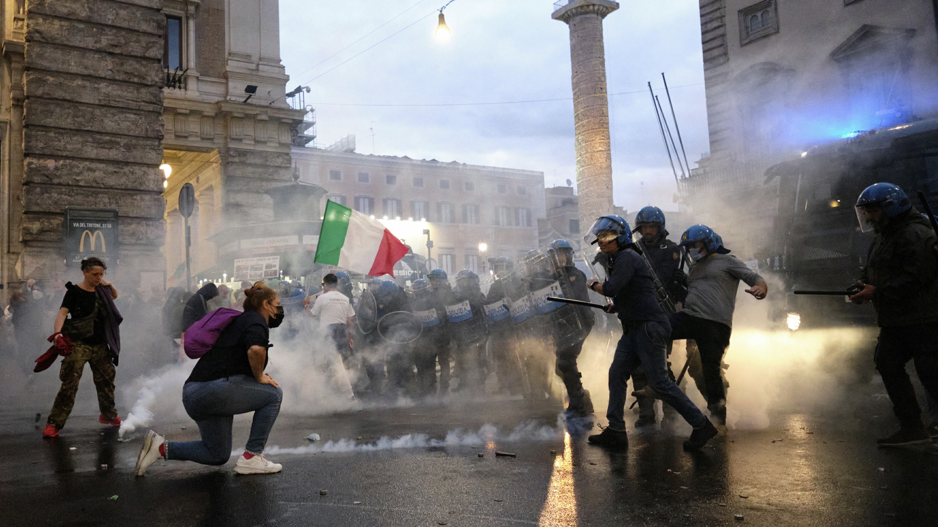 Gewaltsame Auseinandersetzungen zwischen Polizisten und Demonstranten in Rom. | dpa