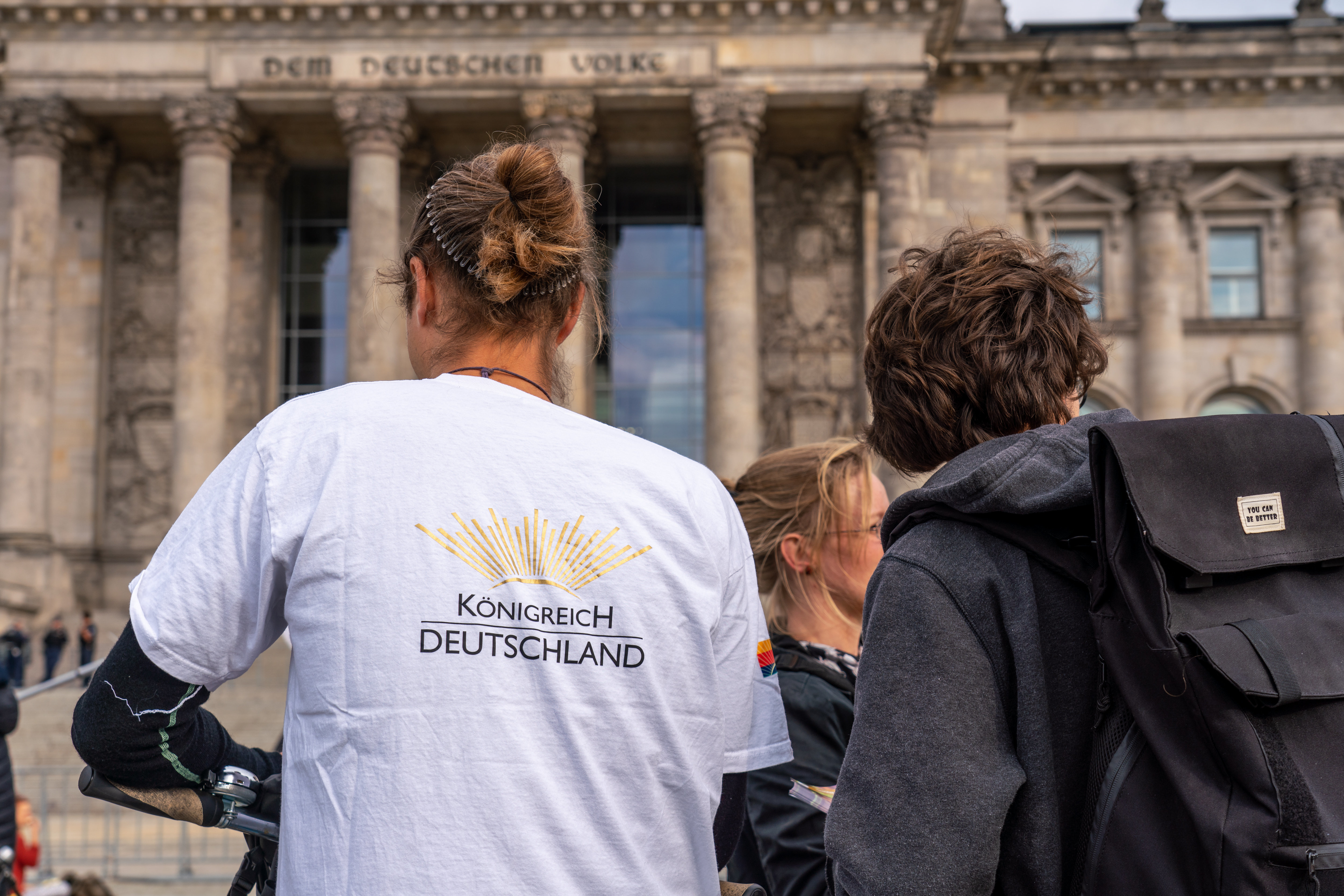 Demonstrationsteilnehmer mit "Reichsbürger"-T-Shirt | picture alliance / SULUPRESS.DE