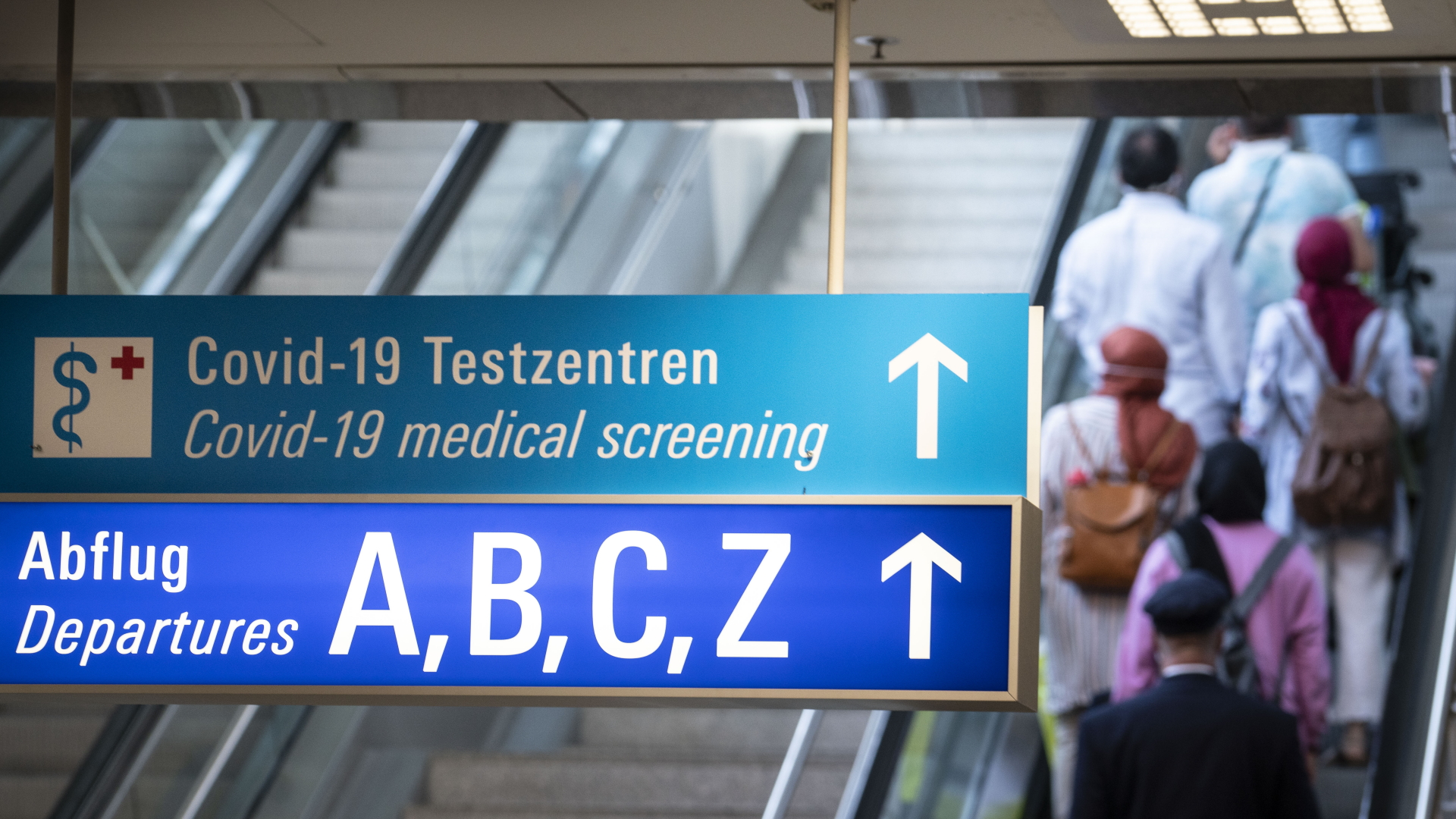 Ein Schild weist im Ankunftsbereich des Frankfurter Flughafens den Weg zu den Abflügen und den Covid-19-Testzentren.  | dpa