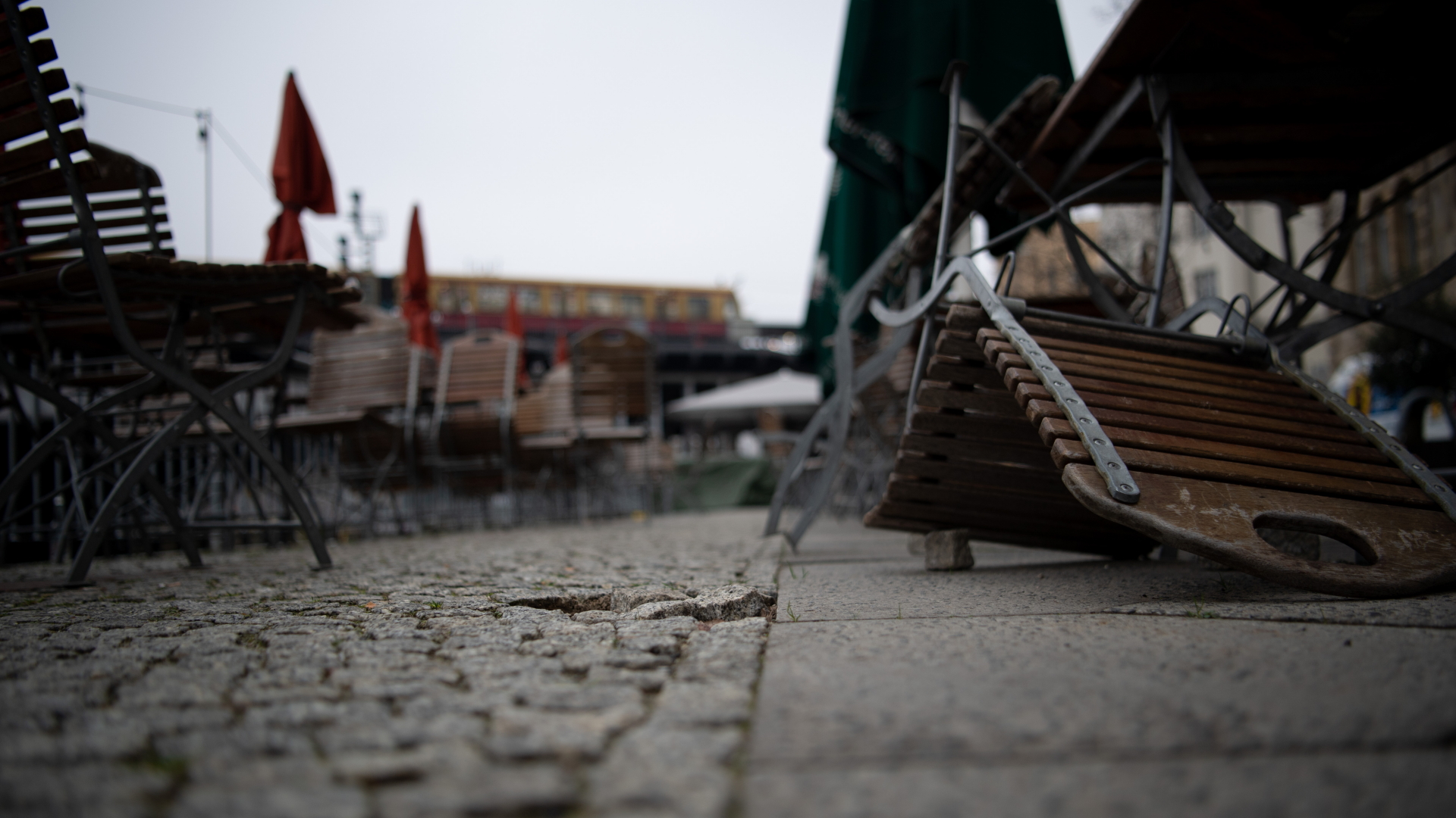 Berlin: Tische und Stühle stehen vor einem Restaurant am Schiffbauerdamm.| Bildquelle: dpa