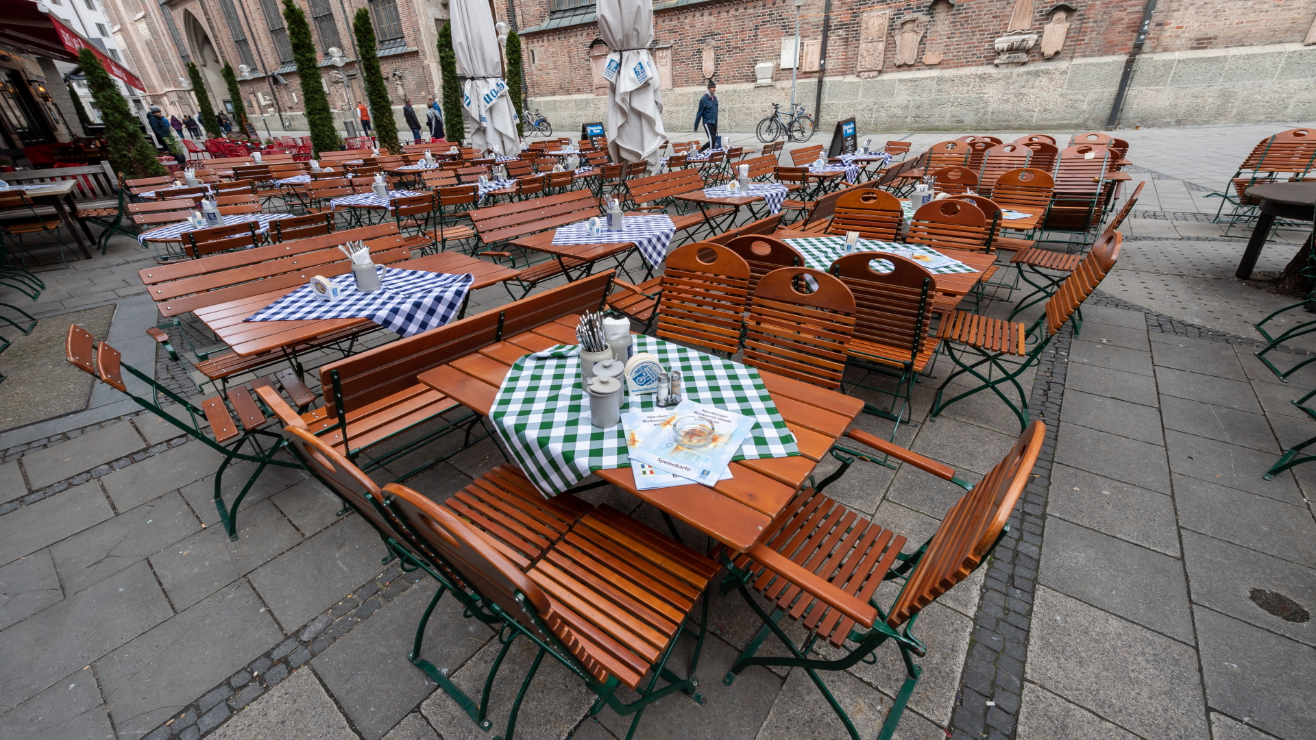Leere gedeckte Tische stehen um die Mittagszeit vor einem Münchener Restaurant.  | dpa