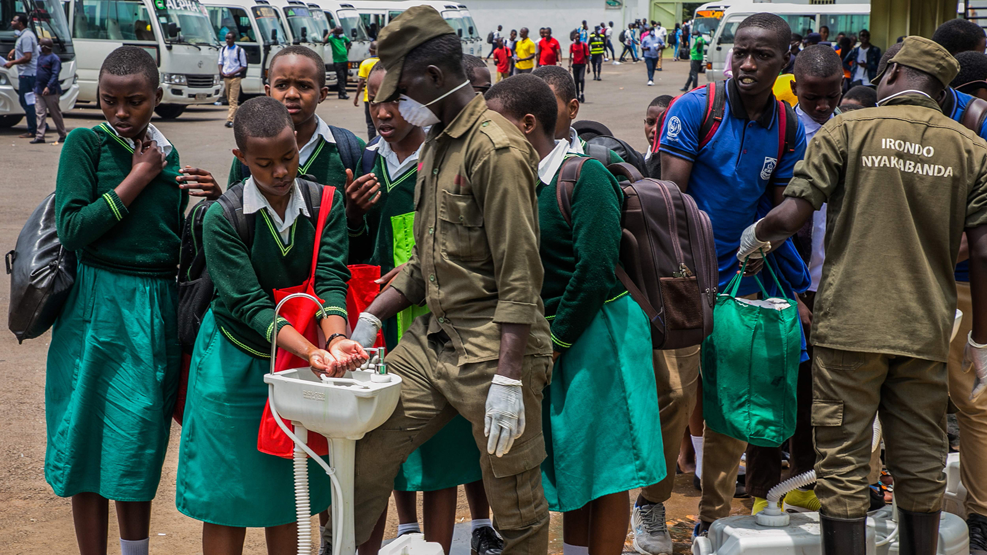 Schülerinnen und Schüler waschen sich die Hände | AFP