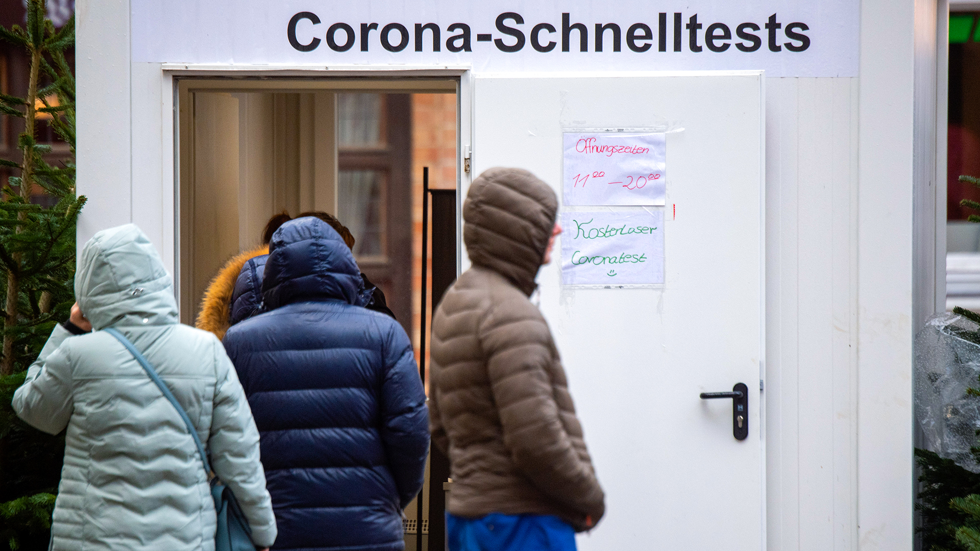 Menschen warten in einer Schlange vor einem Covid-Testzentrum in Stralsund.  | dpa