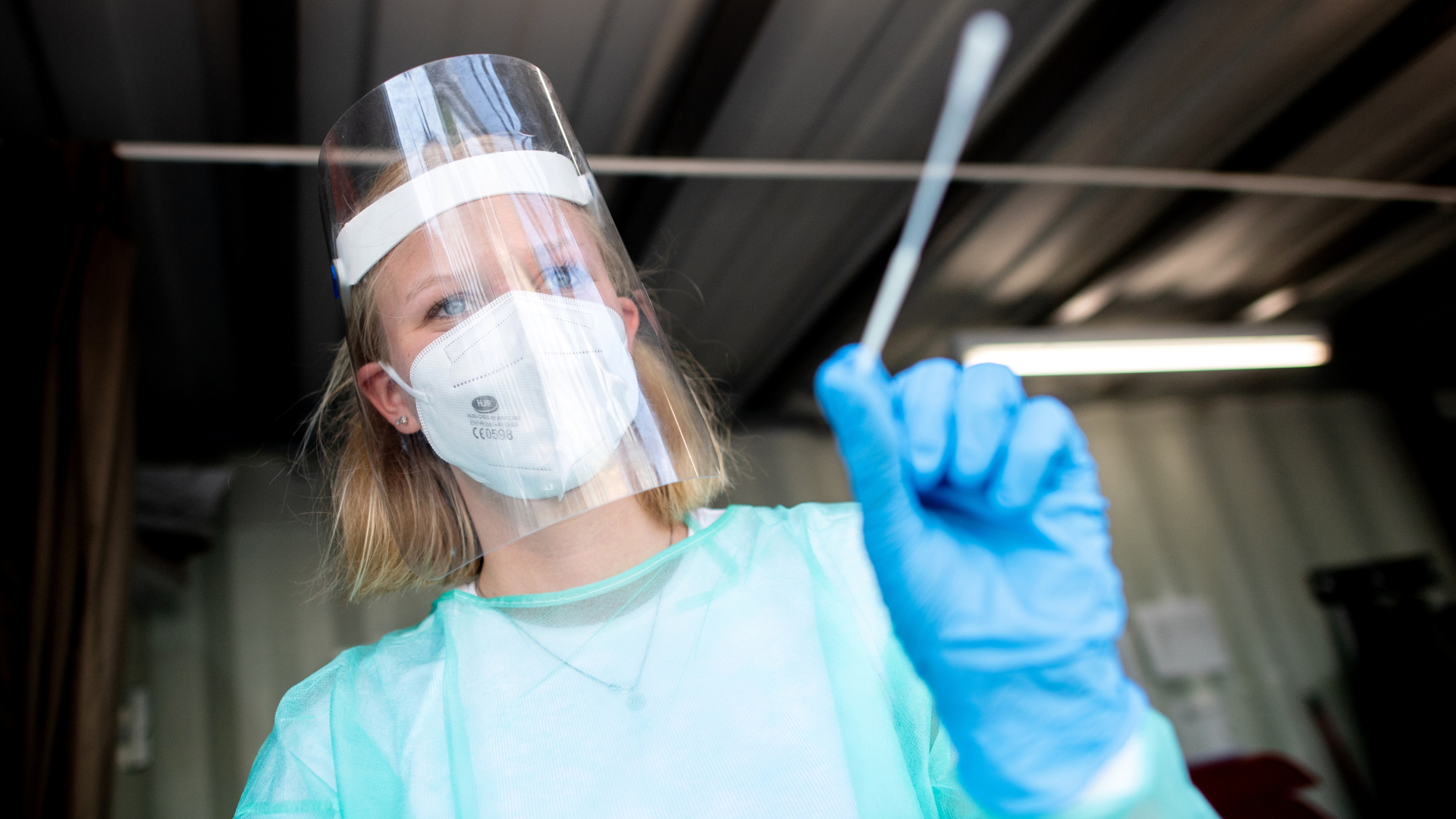 Eine Mitarbeiterin einer Teststation in Oldenburg nimmt einen Corona-Abstrich. | dpa