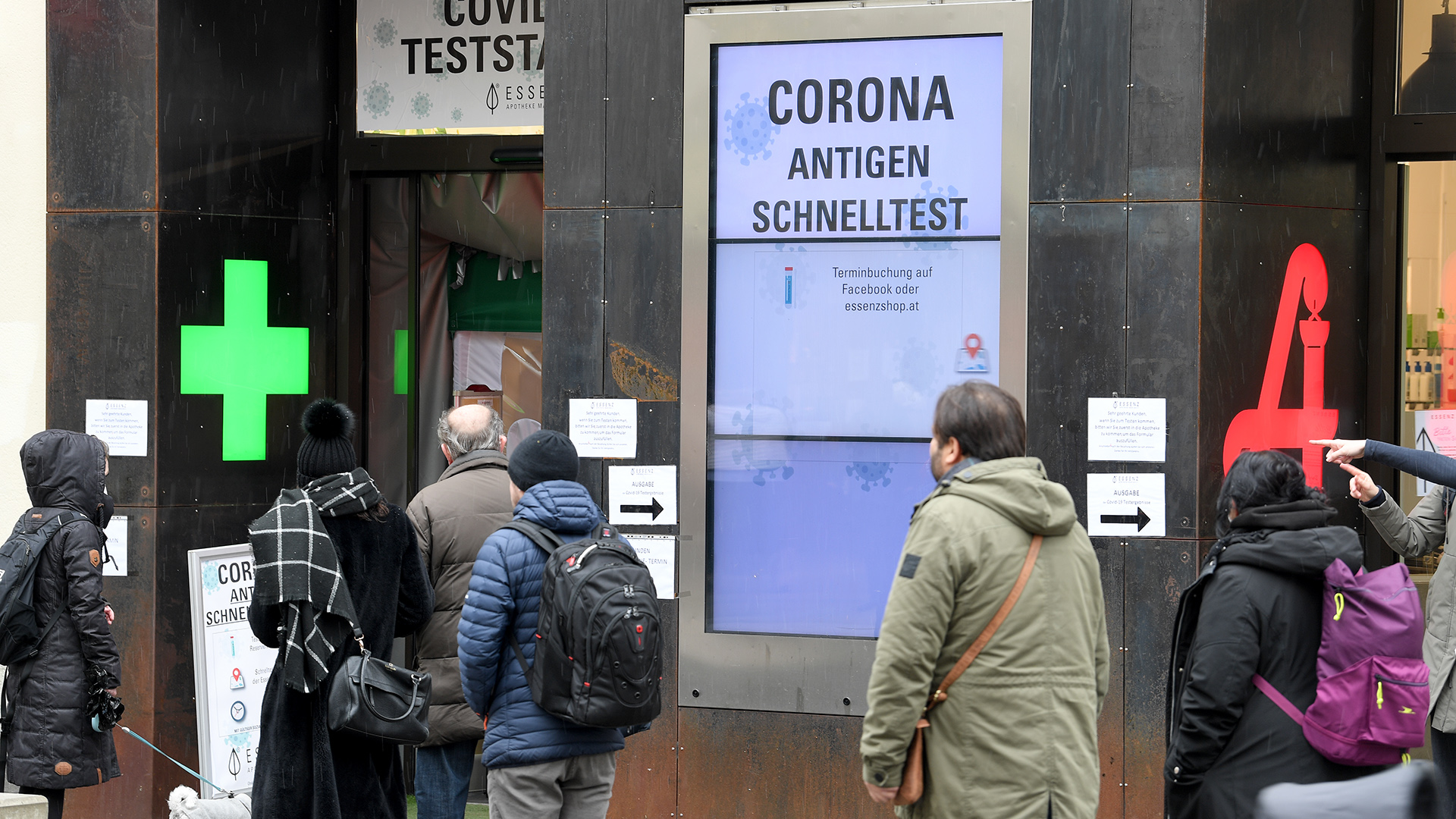 Wien: Menschen warten vor einer Covid-Teststation in einer Apotheke, um sich mit Antigen-Schnelltests auf das Coronavirus testen zu lassen. | dpa