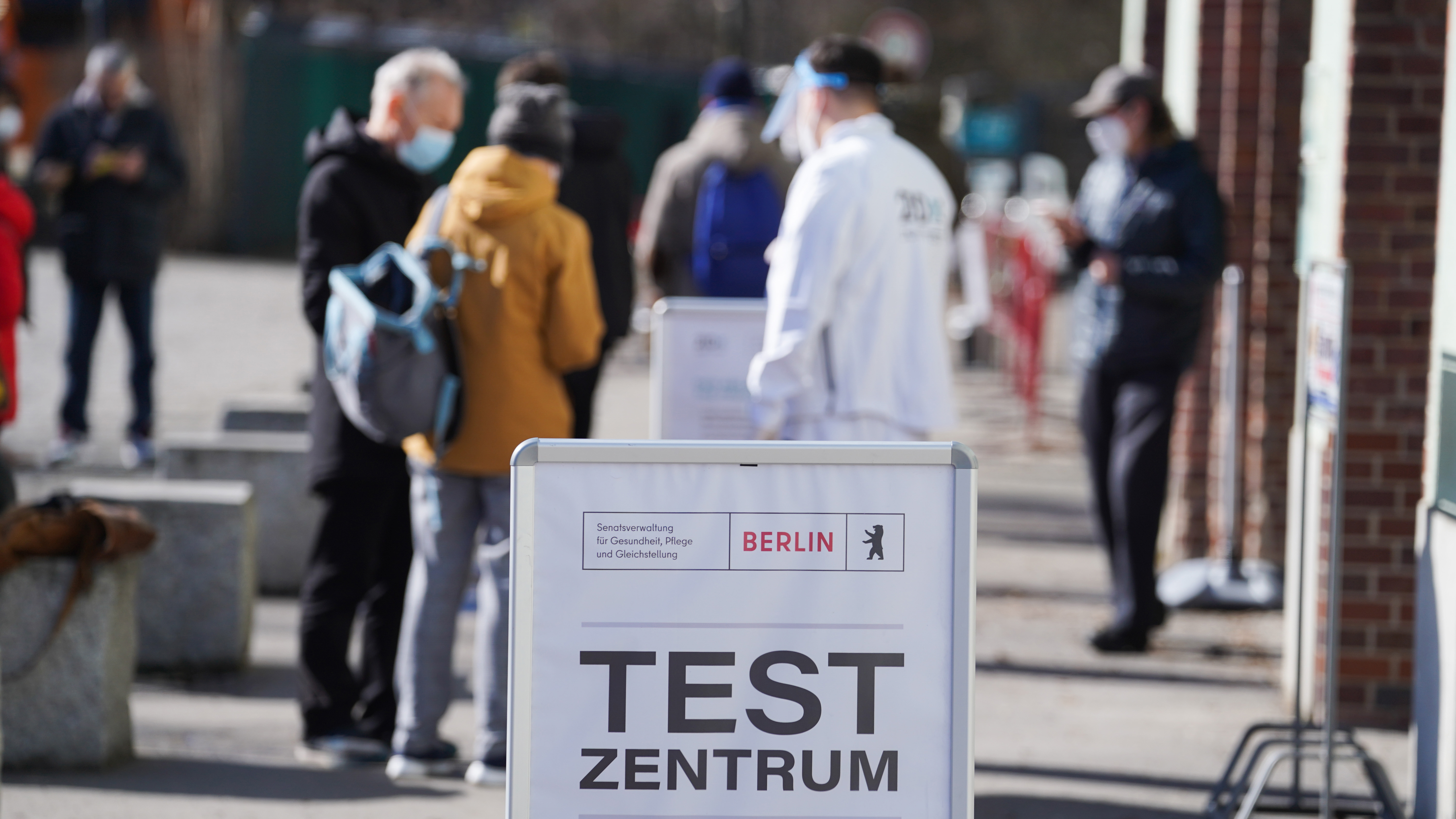 Zahlreiche Bürger stehen vor einem Corona-Schnelltestzentrum in Berlin, um sich dort auf das Coronavirus testen zu lassen. | dpa