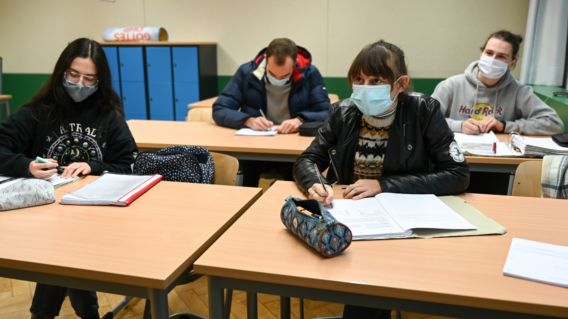 Schüler in Ravensburg sitzen bei geöffnetem Fenster mit Mund- und Nasenschutz im Unterricht. 