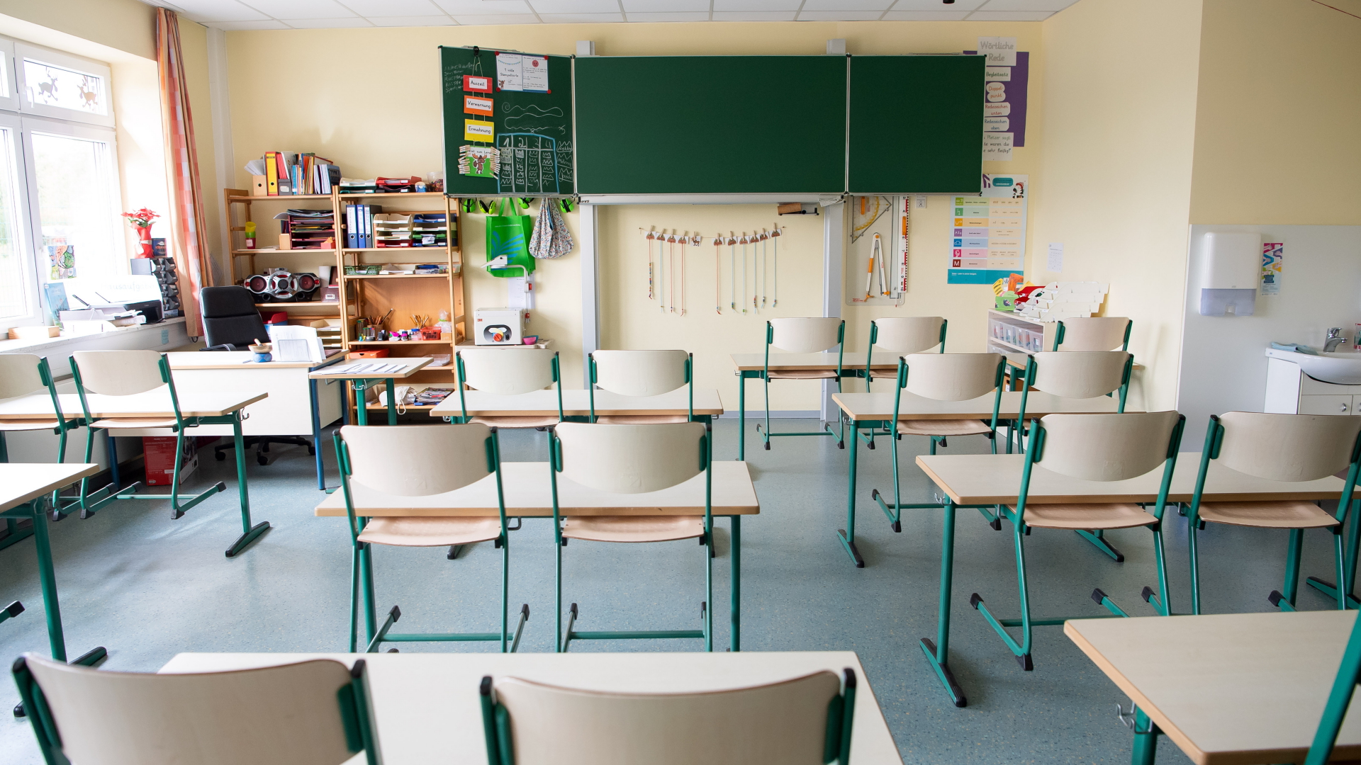 Ein leeres Klassenzimmer in einer niedersächsischen Schule. | dpa