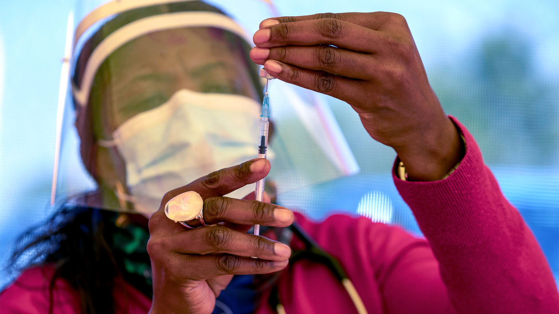 Eine Mitarbeiterin eines Drive-Thru-Impfzentrums in Johannesburg, Südafrika bereitet eine Dosis des Pfizer-Coronavirus-Impfstoffs vor. | AP