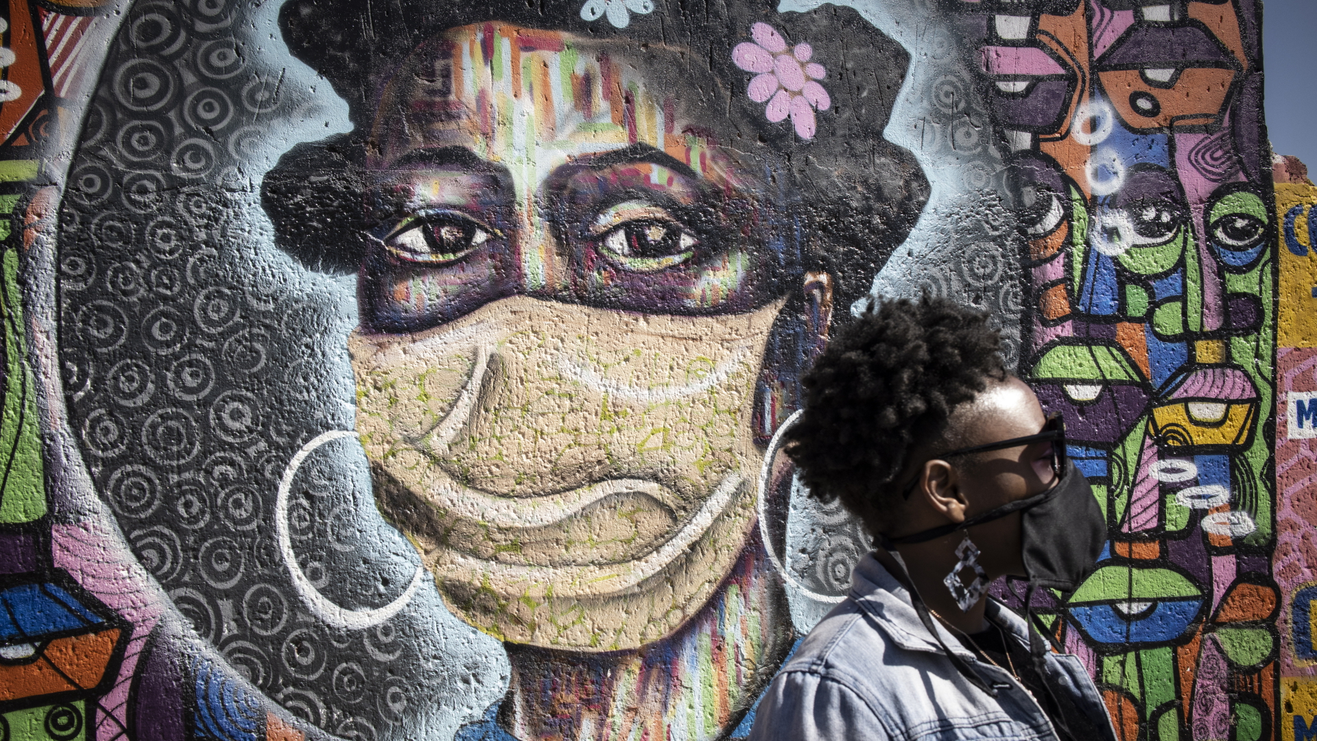 Graffitti zeigt eine Afrikanerin mit Corona-Maske | EPA