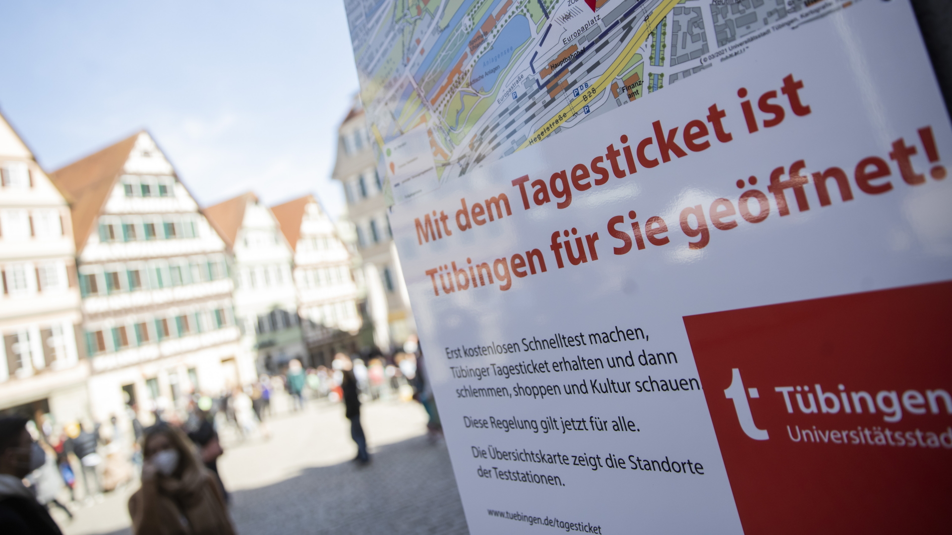 Informationsschild zum Corona-Tagesticket in Tübingen | dpa