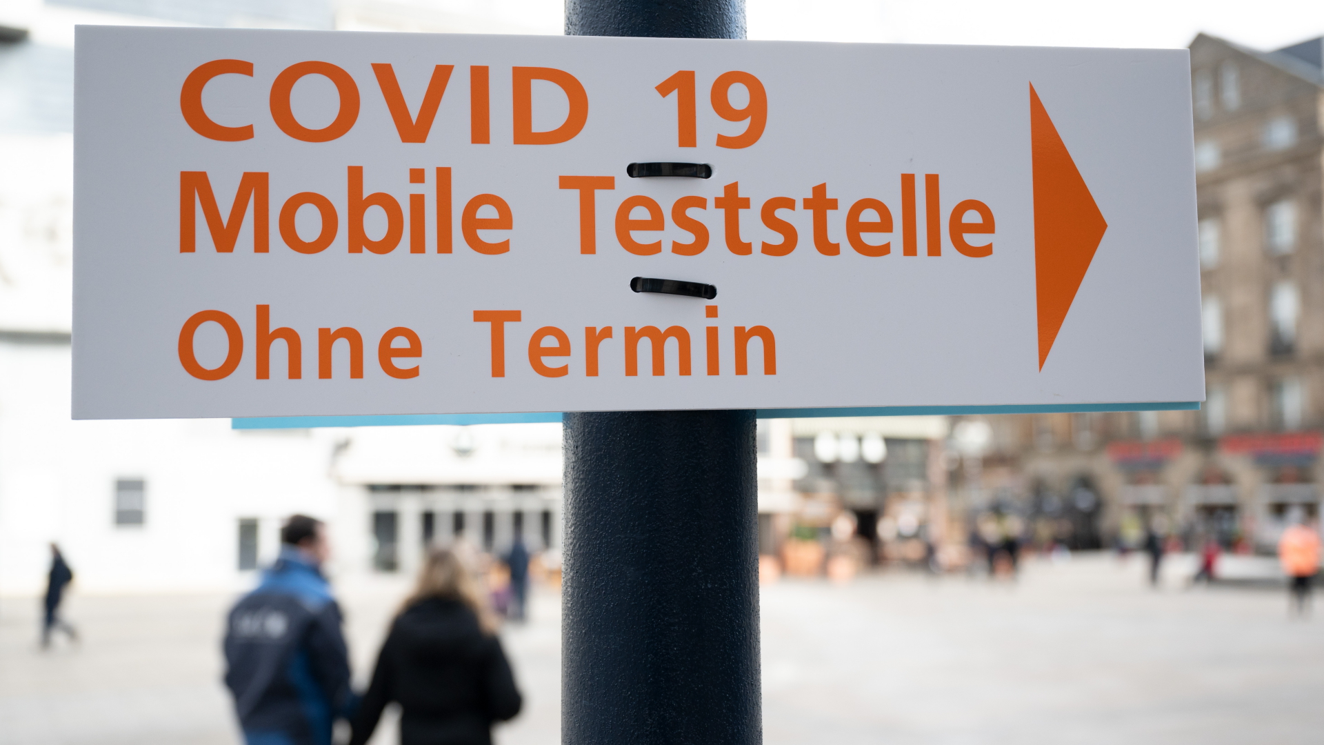 Der Weg zu einer Mobilen Teststelle auf Covid-19 ist in der Dortmunder Innenstadt ausgeschildert. | dpa