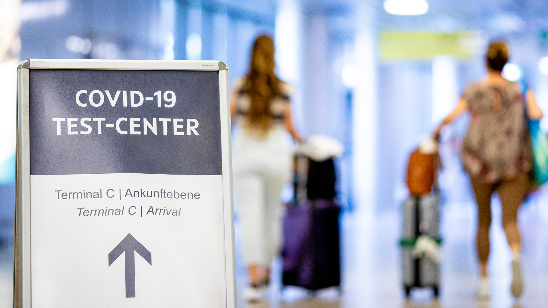 Ein Schild weist Reisende auf das Corona-Testzentrum am Flughafen Hannover-Langenhagen hin.