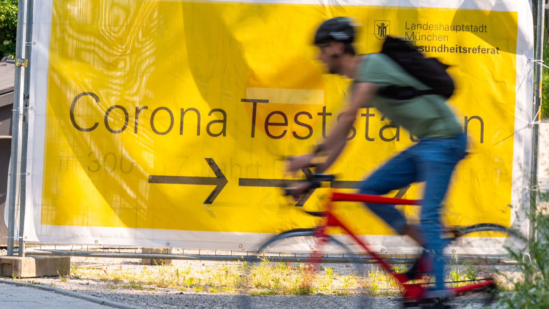 Ein Banner weist auf eine Corona-Teststation in München hin | dpa