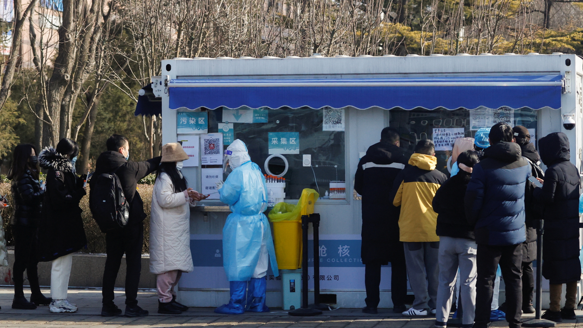 Menschen warten vor einer Teststation in Peking auf einen Corona-Test. | REUTERS
