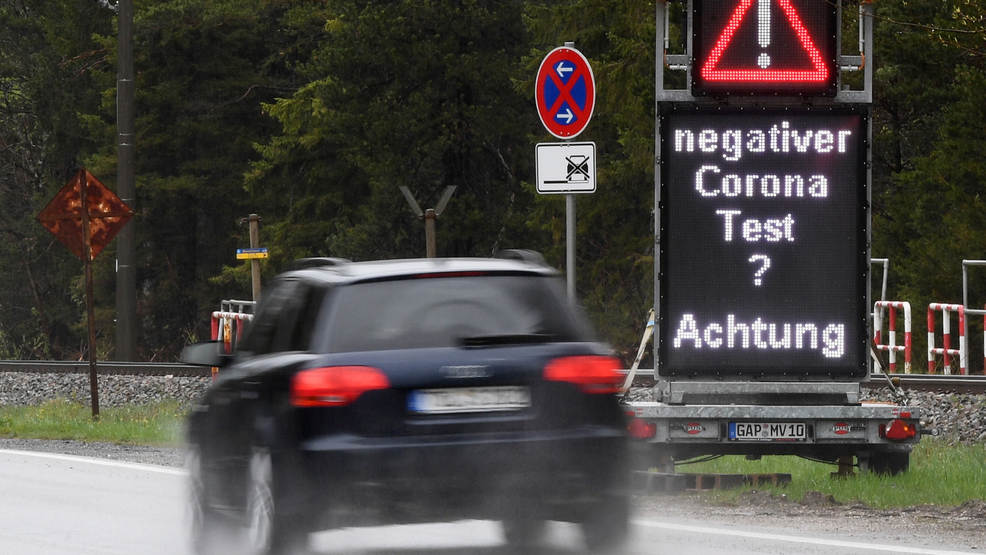 Ein Schild am Grenzübergang zwischen Scharnitz (A) und Mittenwald (D) weisst auf einen nötigen, negativen Corona Test hin. | dpa