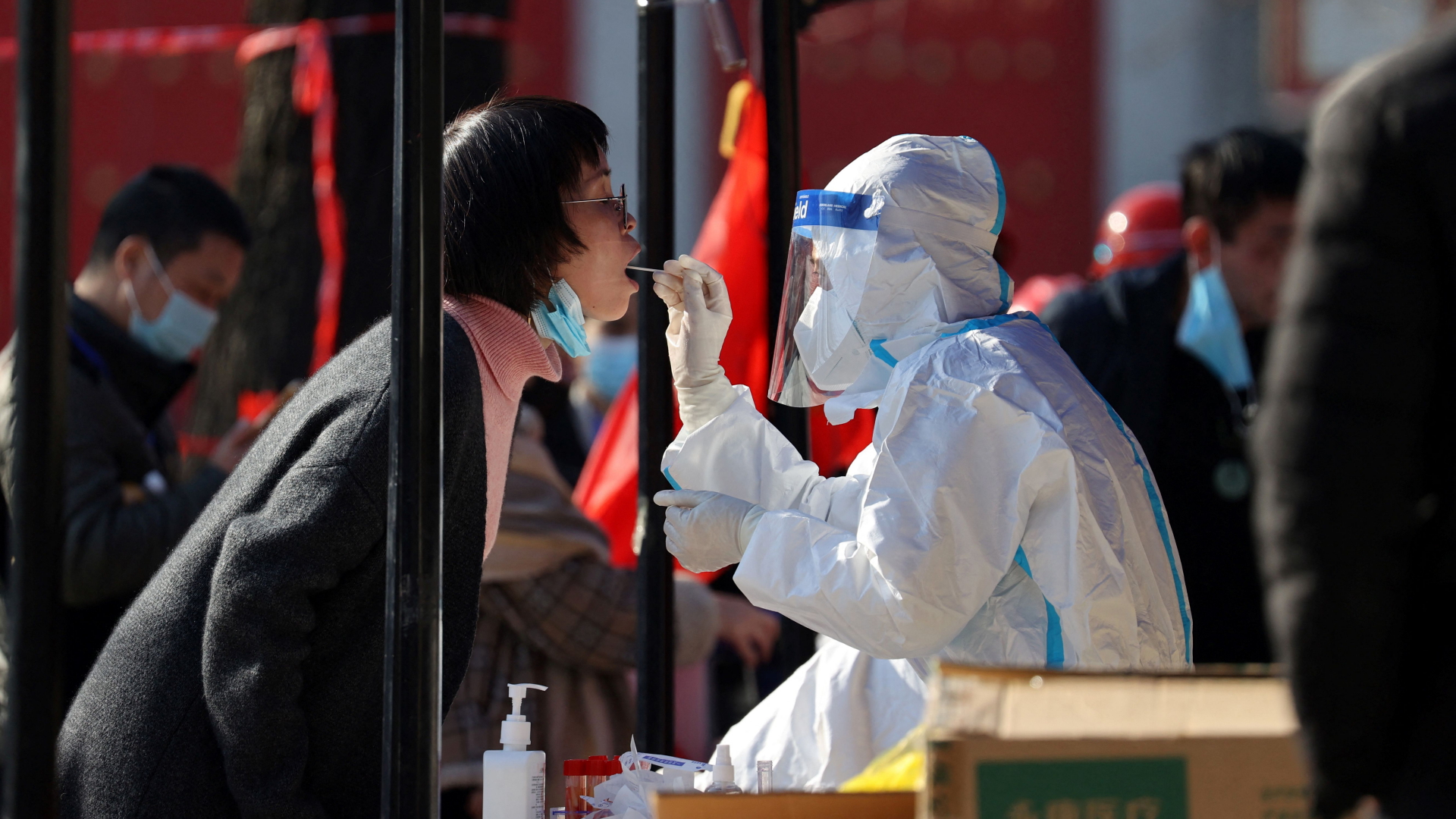 Rachenabstrich während eines Corona-Massentests bei einer Frau in Xi'an, China. | AFP