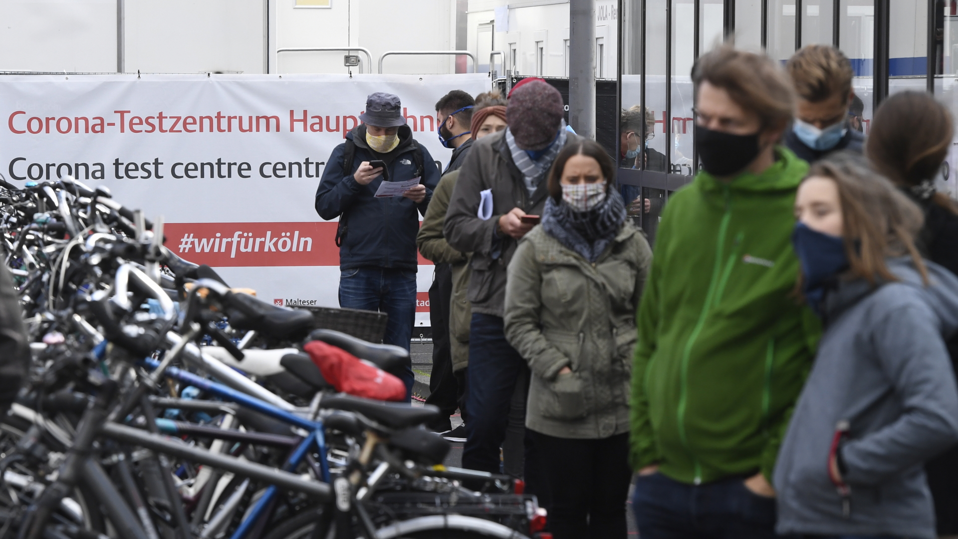 Menschen stehen am Kölner Hauptbahnhof für einen Corona-Test an | dpa