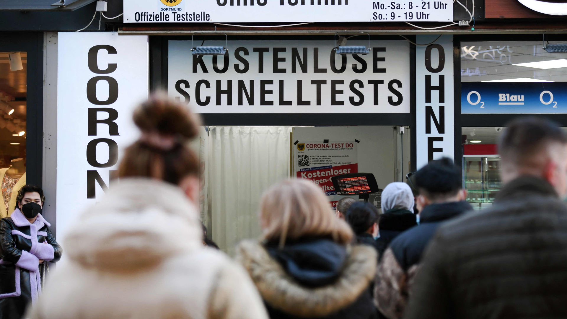 Menschen stehen vor einer Corona-Teststation in Dortmund Schlange. | AFP