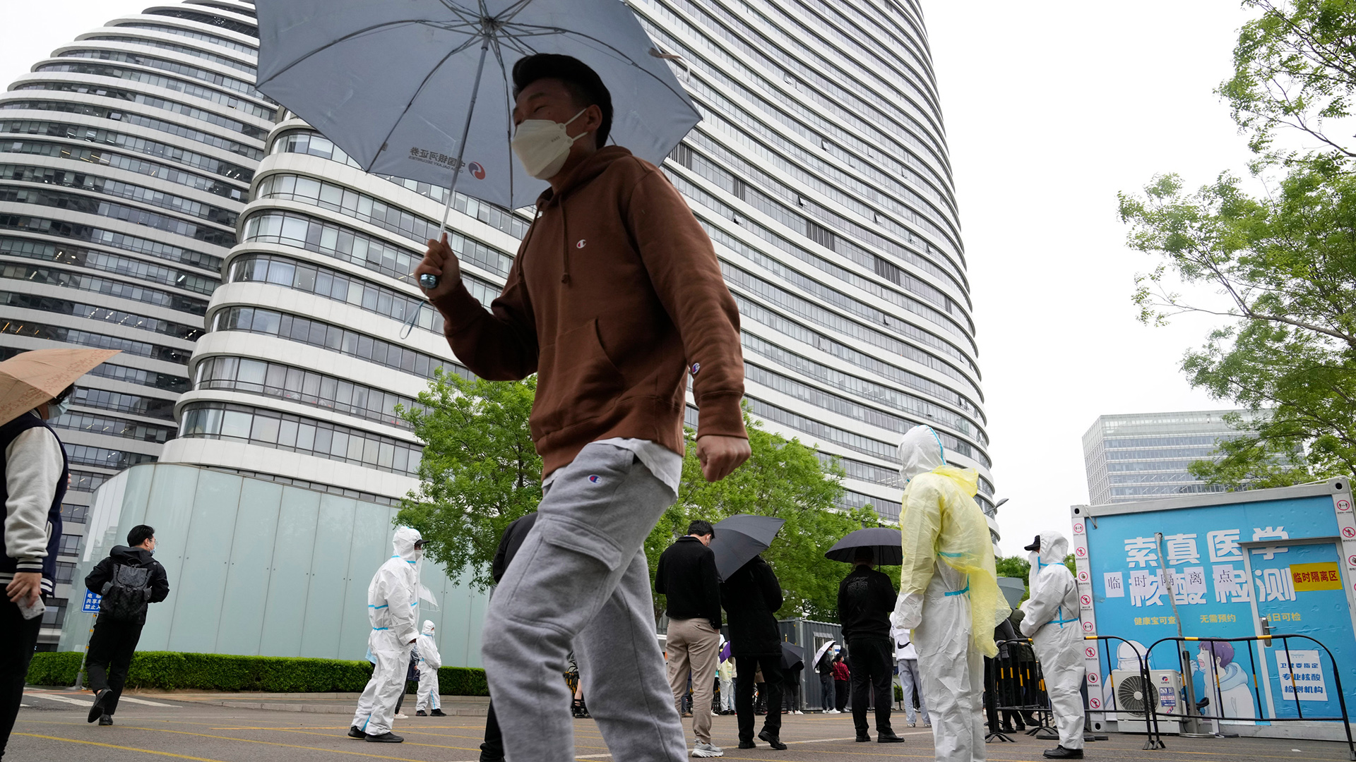 Menschen stehen in Peking für Corona-Tests an. | AP