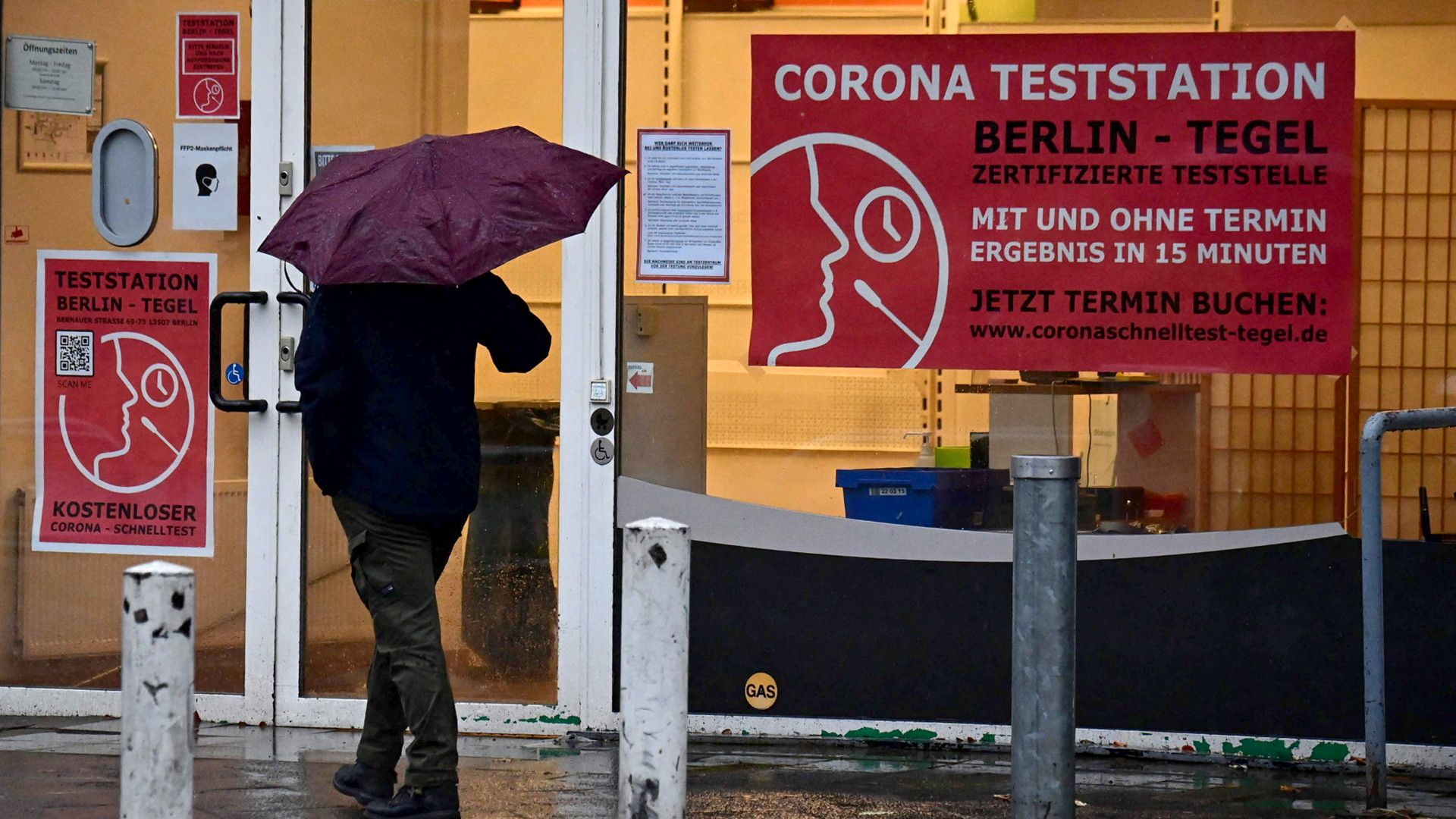 Eine Frau geht in eine Corona-Teststation in Berlin-Tegel