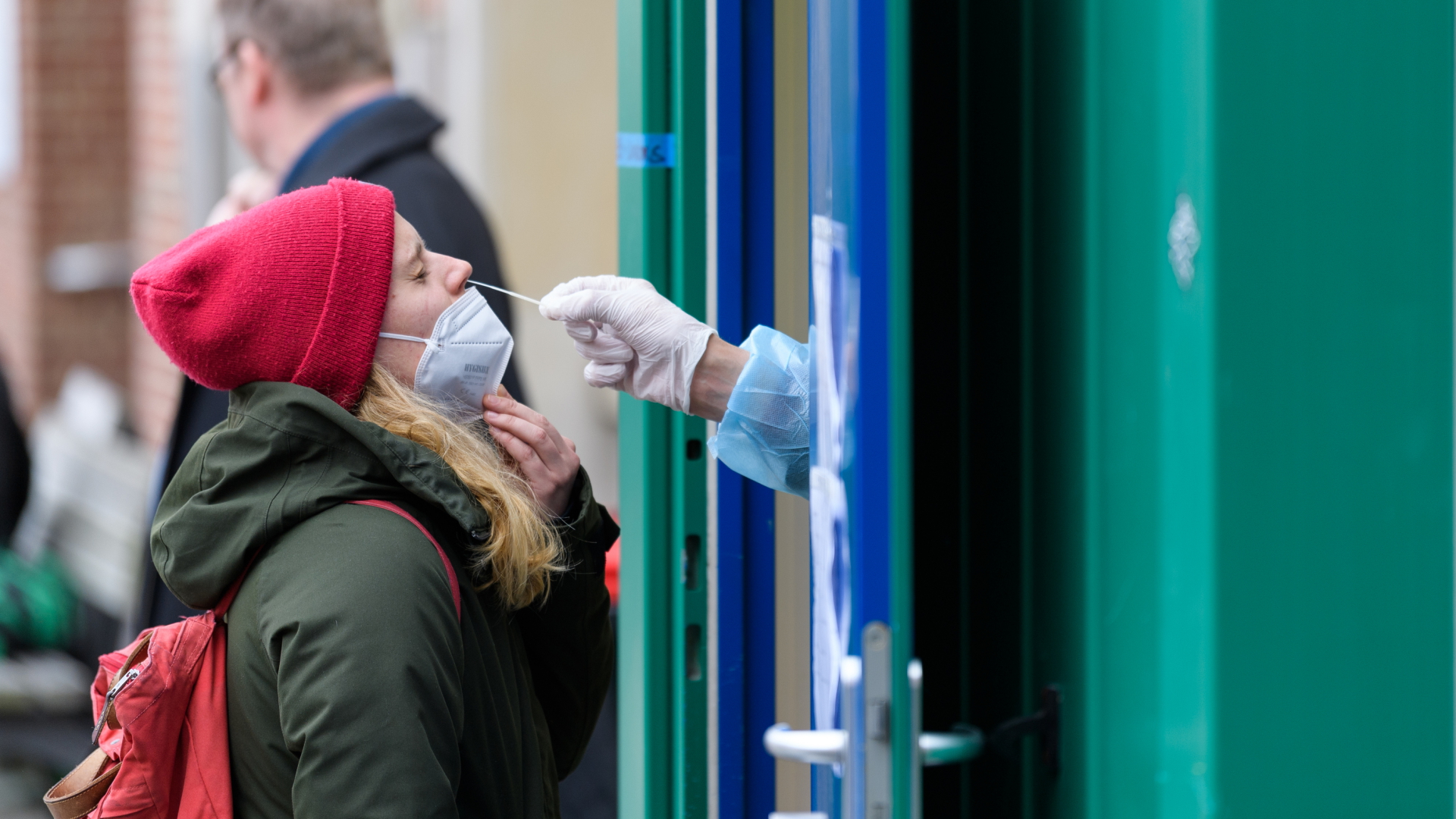 Eine Frau lässt sich an einer mobilen Teststation in Lüneburg auf das Coronavirus testen. | dpa