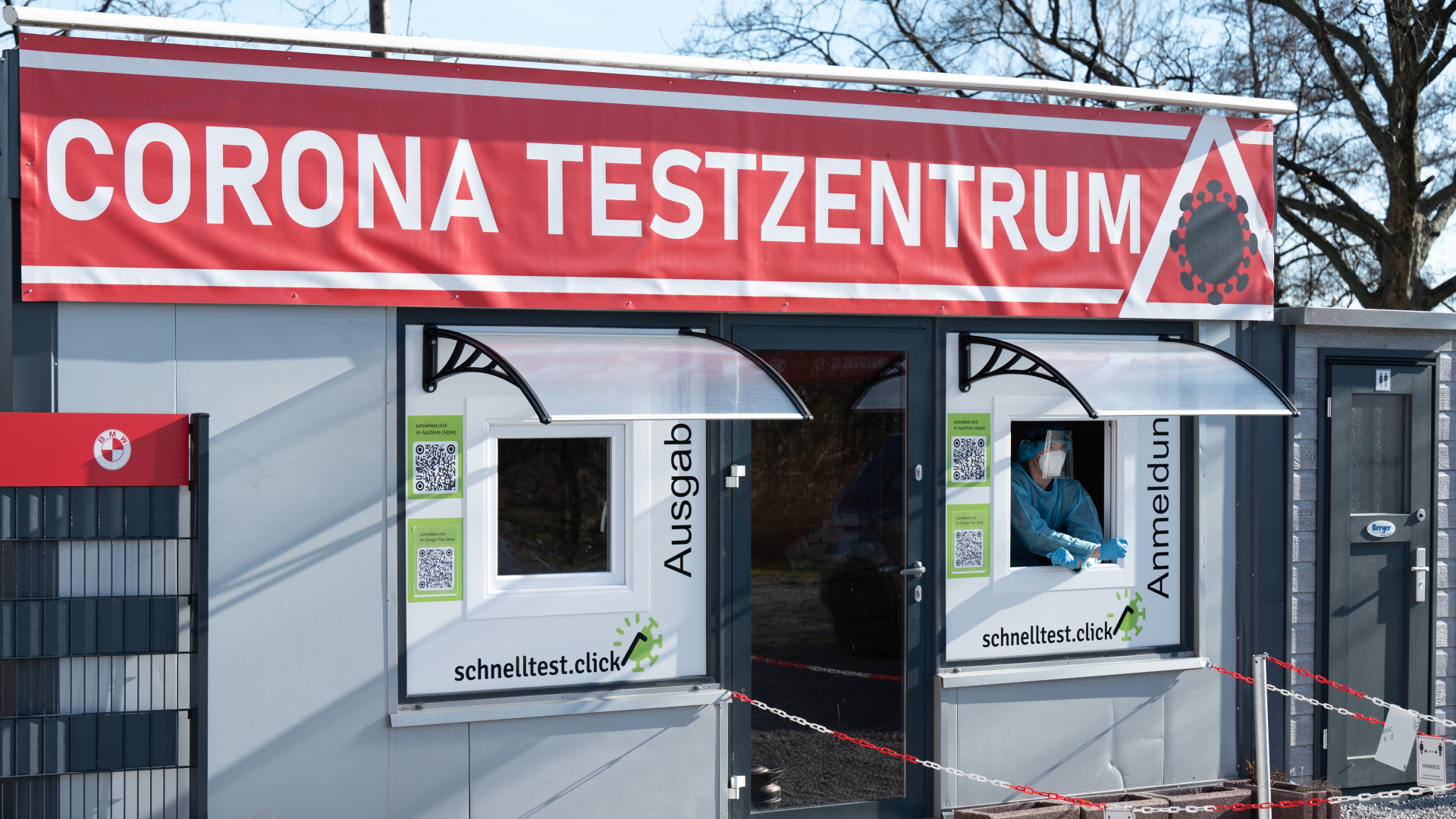 Ein Mitarbeiter wartet auf Kundschaft in einer Corona-Teststation in Bautzen, Sachsen