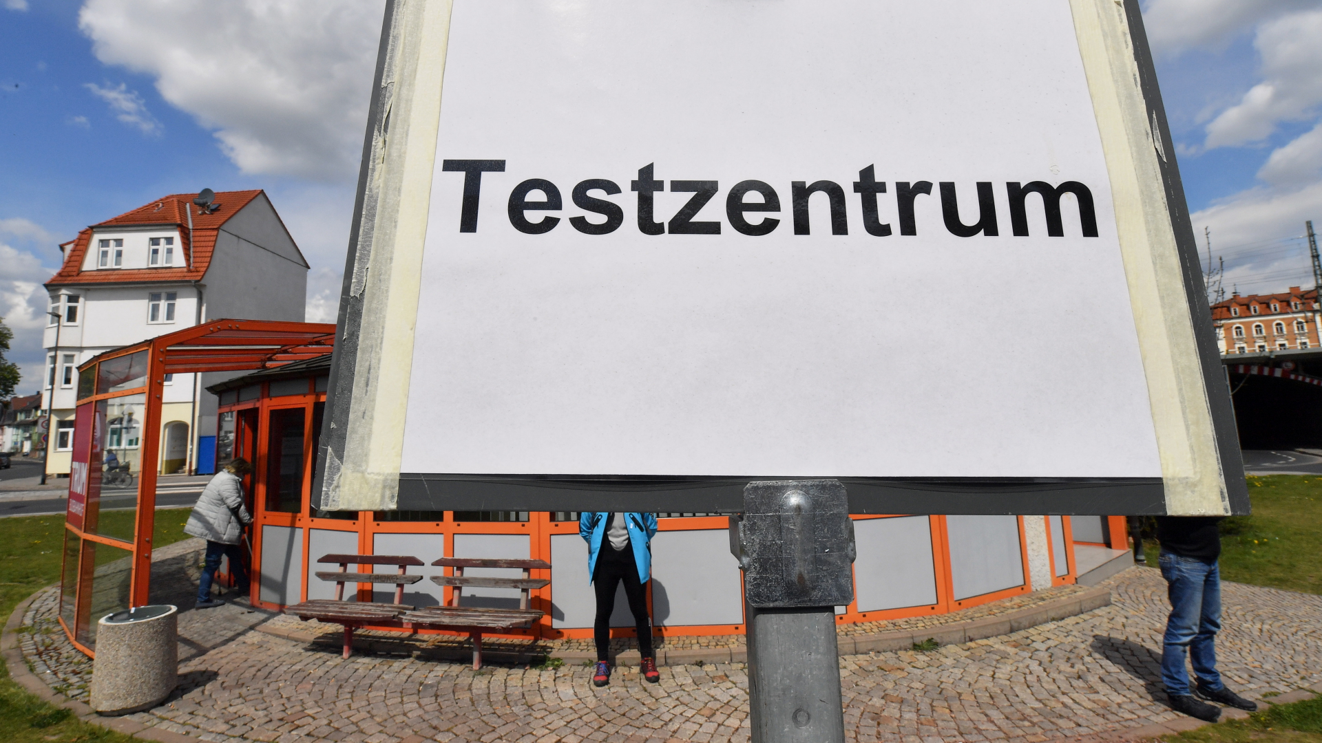 "Testzentrum" steht auf einem Schild vor dem Corona-Testzentrum am Eisenacher Busbahnhof. | dpa
