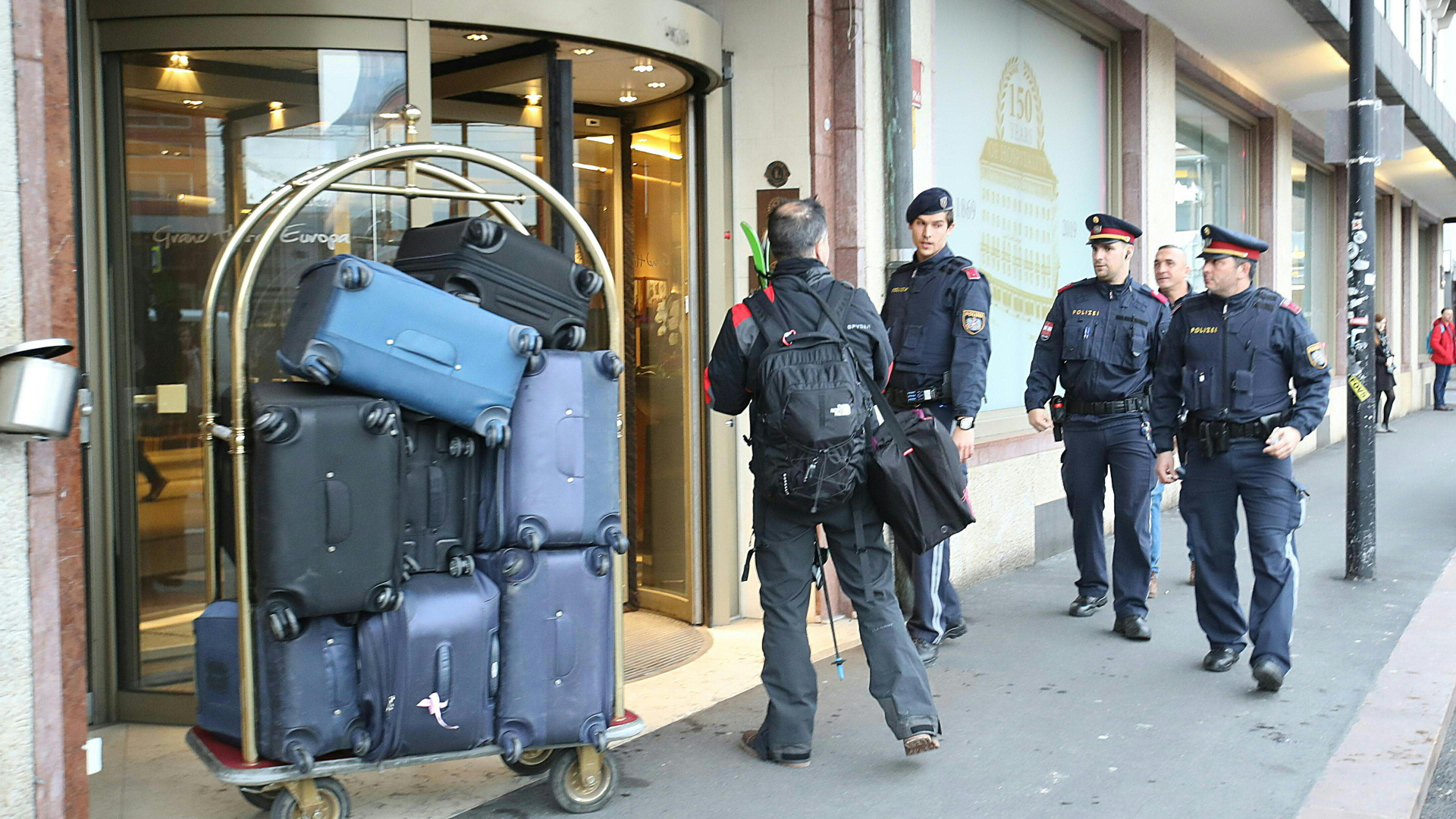 Polizeibeamte patrouillieren vor einem geschlossenen Hotel in Innsbruck. | dpa
